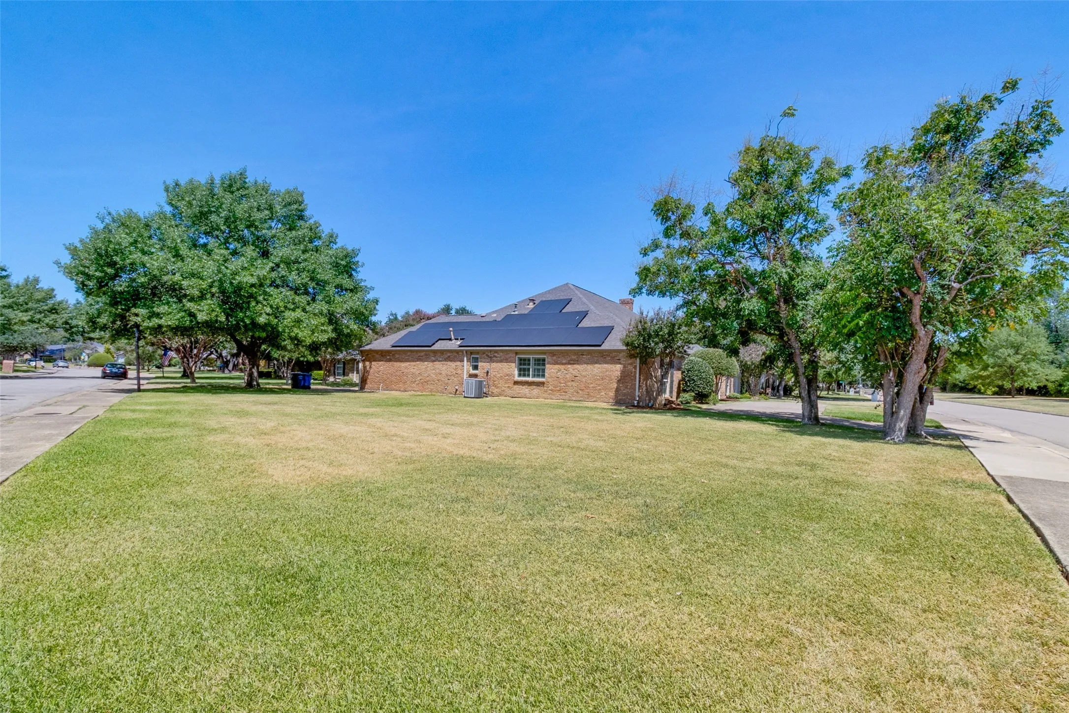 Single Family Residence For Sale in Dallas County , 15305 Leavalley Drive, Dallas, Texas 75248, 4 Bedroom, 3 Bathroom, 2 Garage spaces, 3,020 Sqft, built in 1974, mls#21363270, Real Estate Agent in Dallas, Homes For Sale in Dallas county, Homes For Sale in Dallas, Realtor in Dallas Texas, Real Estate Brokerage Independent Realty Texas, Luminita Cordes Realtor