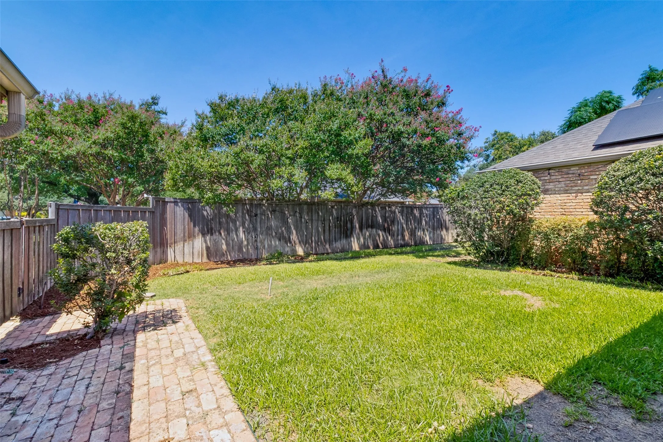 Single Family Residence For Sale in Dallas County , 15305 Leavalley Drive, Dallas, Texas 75248, 4 Bedroom, 3 Bathroom, 2 Garage spaces, 3,020 Sqft, built in 1974, mls#21363270, Real Estate Agent in Dallas, Homes For Sale in Dallas county, Homes For Sale in Dallas, Realtor in Dallas Texas, Real Estate Brokerage Independent Realty Texas, Luminita Cordes Realtor