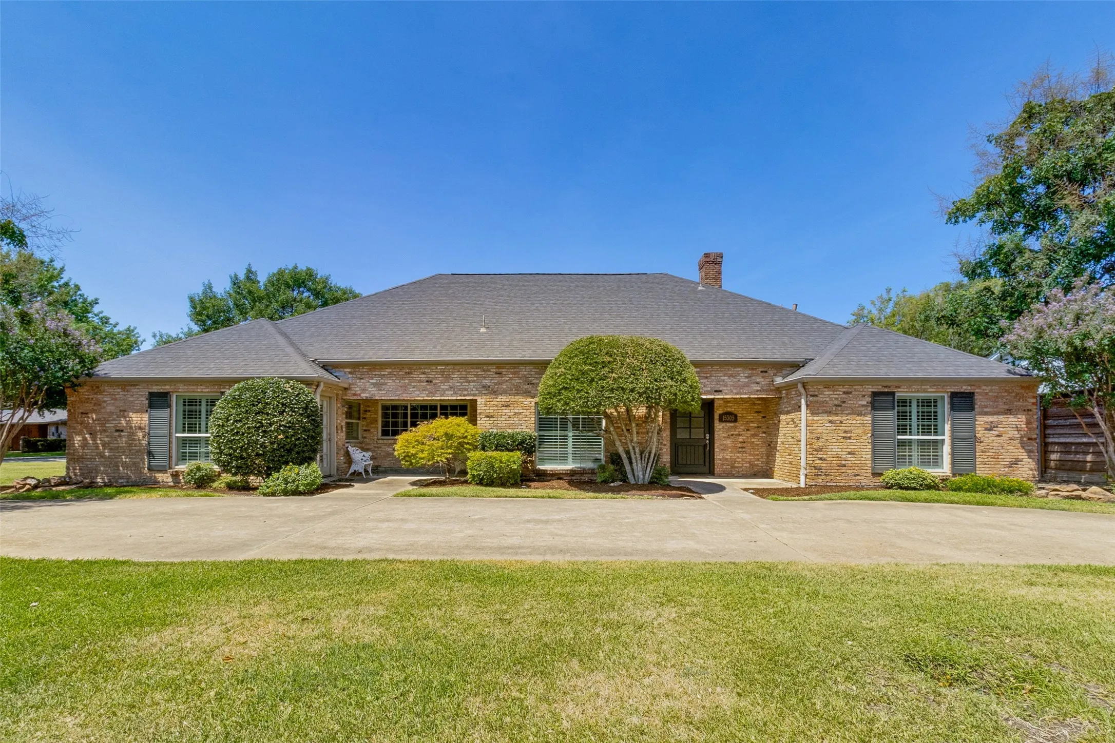 Single Family Residence For Sale in Dallas County , 15305 Leavalley Drive, Dallas, Texas 75248, 4 Bedroom, 3 Bathroom, 2 Garage spaces, 3,020 Sqft, built in 1974, mls#21363270, Real Estate Agent in Dallas, Homes For Sale in Dallas county, Homes For Sale in Dallas, Realtor in Dallas Texas, Real Estate Brokerage Independent Realty Texas, Luminita Cordes Realtor