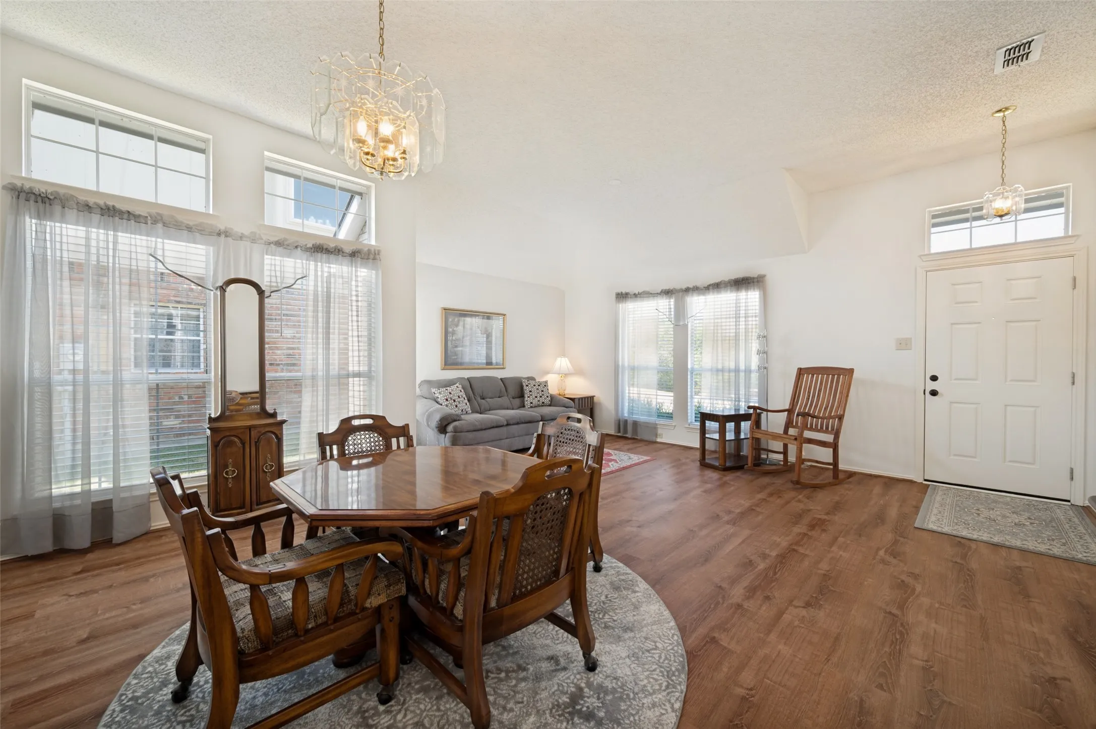 Single Family Residence For Sale in Denton County , 5917 Carroll Drive, The Colony, Texas 75056, 4 Bedroom, 2 Bathroom, 2 Garage spaces, 2,076 Sqft, built in 1991, mls#21362724, Real Estate Agent in The Colony, Homes For Sale in Denton county, Homes For Sale in The Colony, Realtor in The Colony Texas, Real Estate Brokerage Independent Realty Texas, Luminita Cordes Realtor