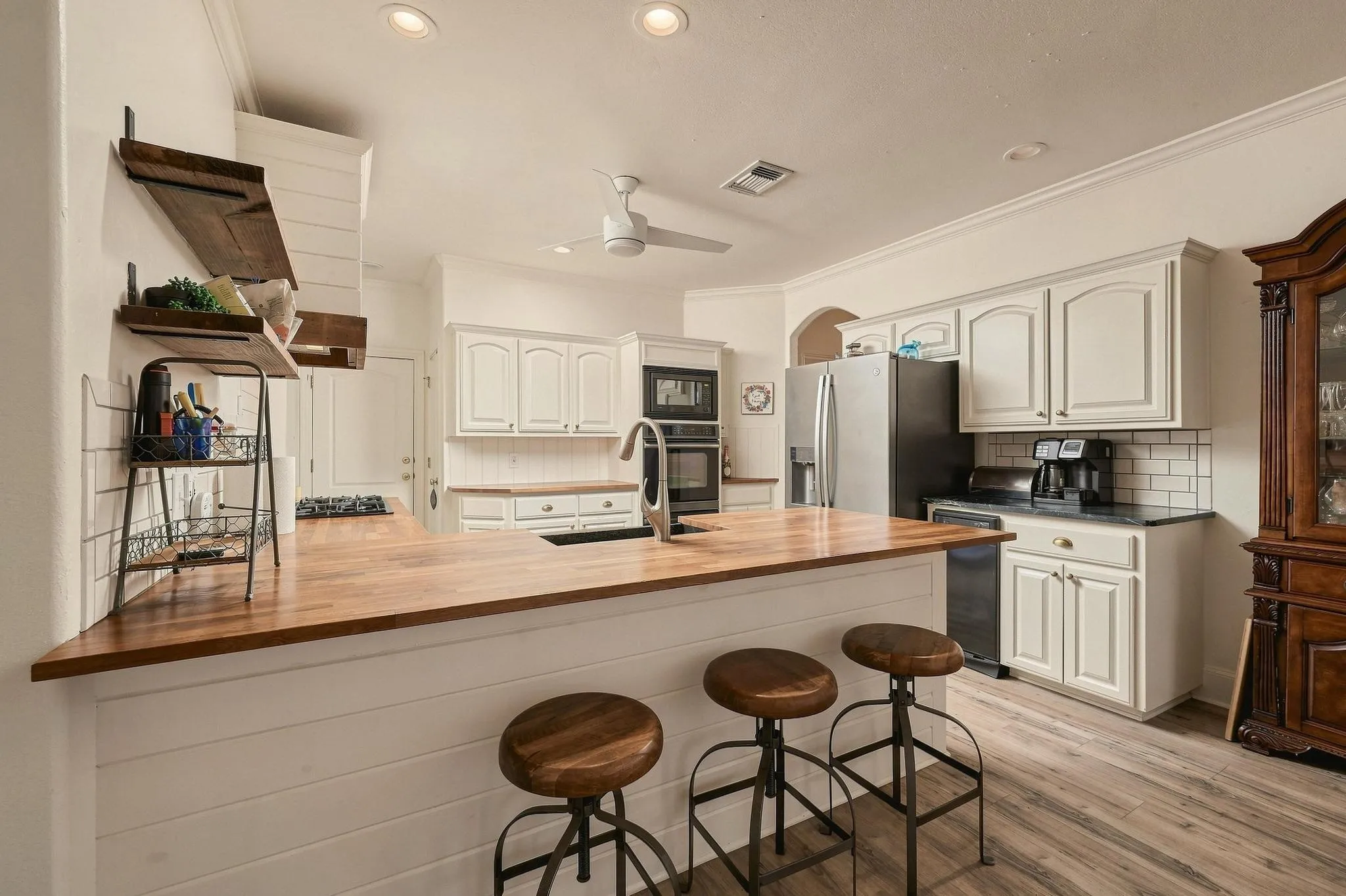 Single Family Residence For Sale in Grayson County , 107 Lauren Lane, Pottsboro, Texas 75076, 4 Bedroom, 3 Bathroom, 2 Garage spaces, 2,393 Sqft, built in 2000, mls#21342200, Real Estate Agent in Pottsboro, Homes For Sale in Grayson county, Homes For Sale in Pottsboro, Realtor in Pottsboro Texas, Real Estate Brokerage Independent Realty Texas, Luminita Cordes Realtor