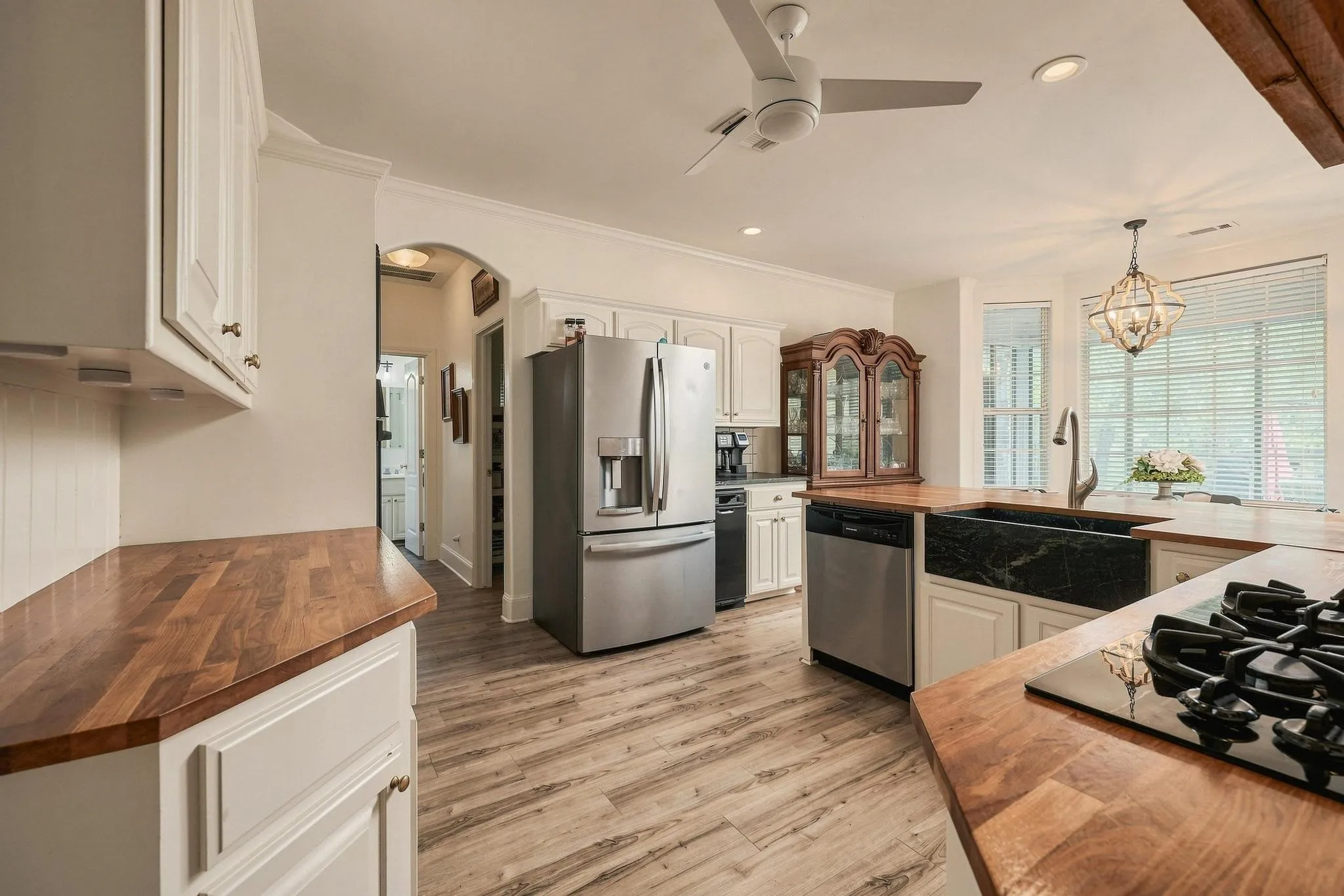 Single Family Residence For Sale in Grayson County , 107 Lauren Lane, Pottsboro, Texas 75076, 4 Bedroom, 3 Bathroom, 2 Garage spaces, 2,393 Sqft, built in 2000, mls#21342200, Real Estate Agent in Pottsboro, Homes For Sale in Grayson county, Homes For Sale in Pottsboro, Realtor in Pottsboro Texas, Real Estate Brokerage Independent Realty Texas, Luminita Cordes Realtor