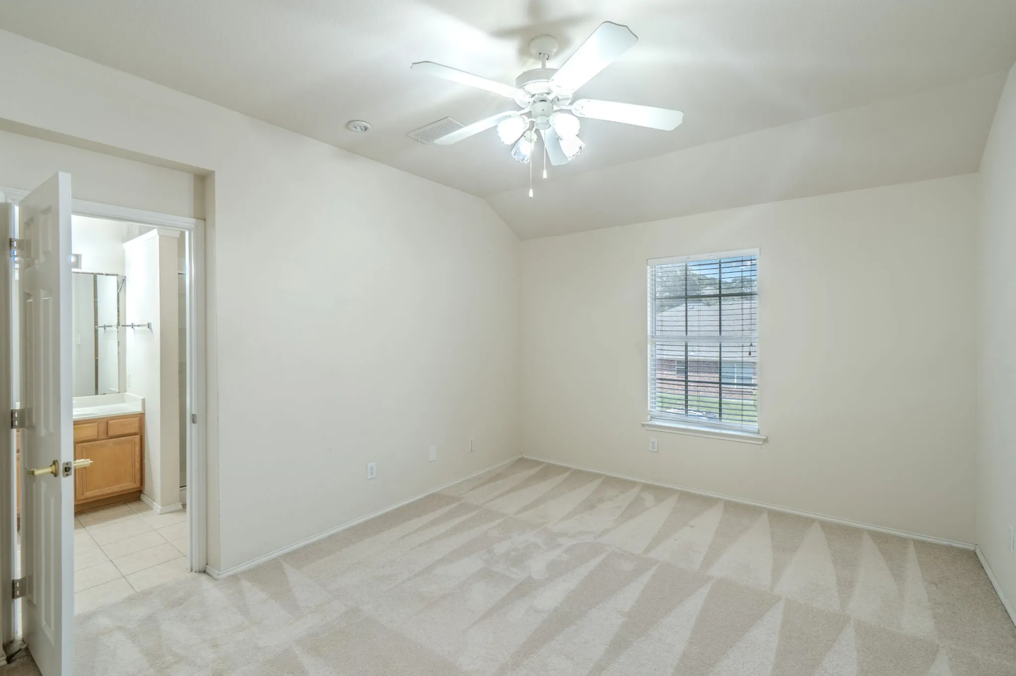 Single Family Residence For Sale in Tarrant County , 3212 Ladera Drive, Bedford, Texas 76021, 4 Bedroom, 3 Bathroom, 2 Garage spaces, 1,895 Sqft, built in 2004, mls#21366141, Real Estate Agent in Bedford, Homes For Sale in Tarrant county, Homes For Sale in Bedford, Realtor in Bedford Texas, Real Estate Brokerage Independent Realty Texas, Luminita Cordes Realtor