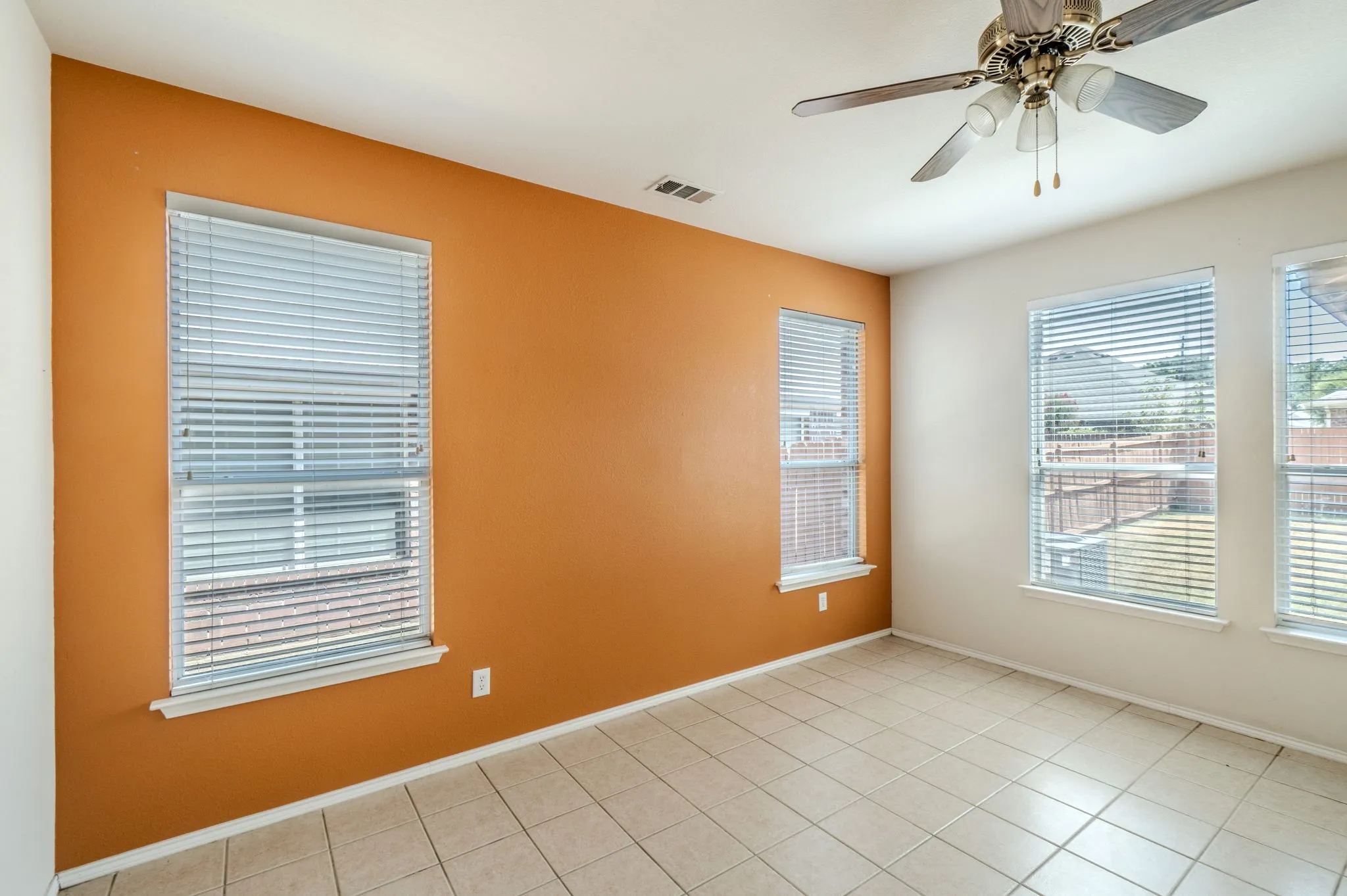 Single Family Residence For Sale in Tarrant County , 3212 Ladera Drive, Bedford, Texas 76021, 4 Bedroom, 3 Bathroom, 2 Garage spaces, 1,895 Sqft, built in 2004, mls#21366141, Real Estate Agent in Bedford, Homes For Sale in Tarrant county, Homes For Sale in Bedford, Realtor in Bedford Texas, Real Estate Brokerage Independent Realty Texas, Luminita Cordes Realtor