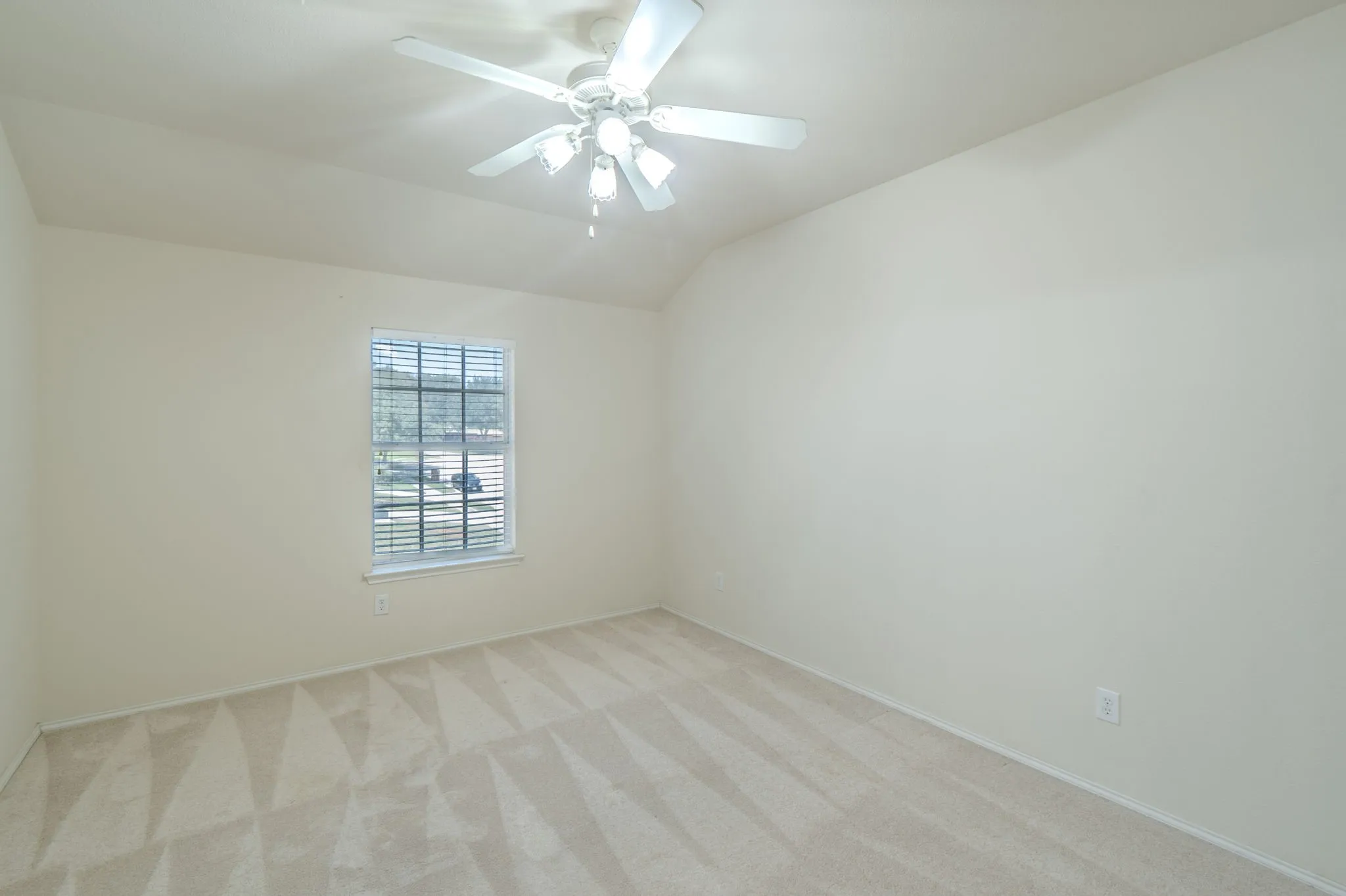 Single Family Residence For Sale in Tarrant County , 3212 Ladera Drive, Bedford, Texas 76021, 4 Bedroom, 3 Bathroom, 2 Garage spaces, 1,895 Sqft, built in 2004, mls#21366141, Real Estate Agent in Bedford, Homes For Sale in Tarrant county, Homes For Sale in Bedford, Realtor in Bedford Texas, Real Estate Brokerage Independent Realty Texas, Luminita Cordes Realtor