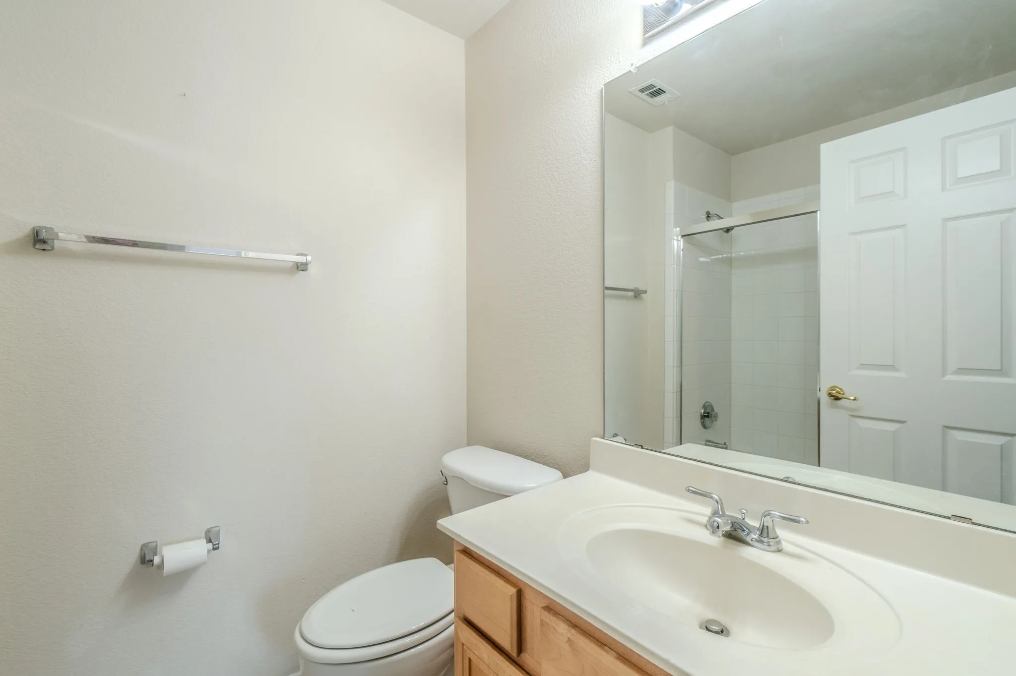 Single Family Residence For Sale in Tarrant County , 3212 Ladera Drive, Bedford, Texas 76021, 4 Bedroom, 3 Bathroom, 2 Garage spaces, 1,895 Sqft, built in 2004, mls#21366141, Real Estate Agent in Bedford, Homes For Sale in Tarrant county, Homes For Sale in Bedford, Realtor in Bedford Texas, Real Estate Brokerage Independent Realty Texas, Luminita Cordes Realtor