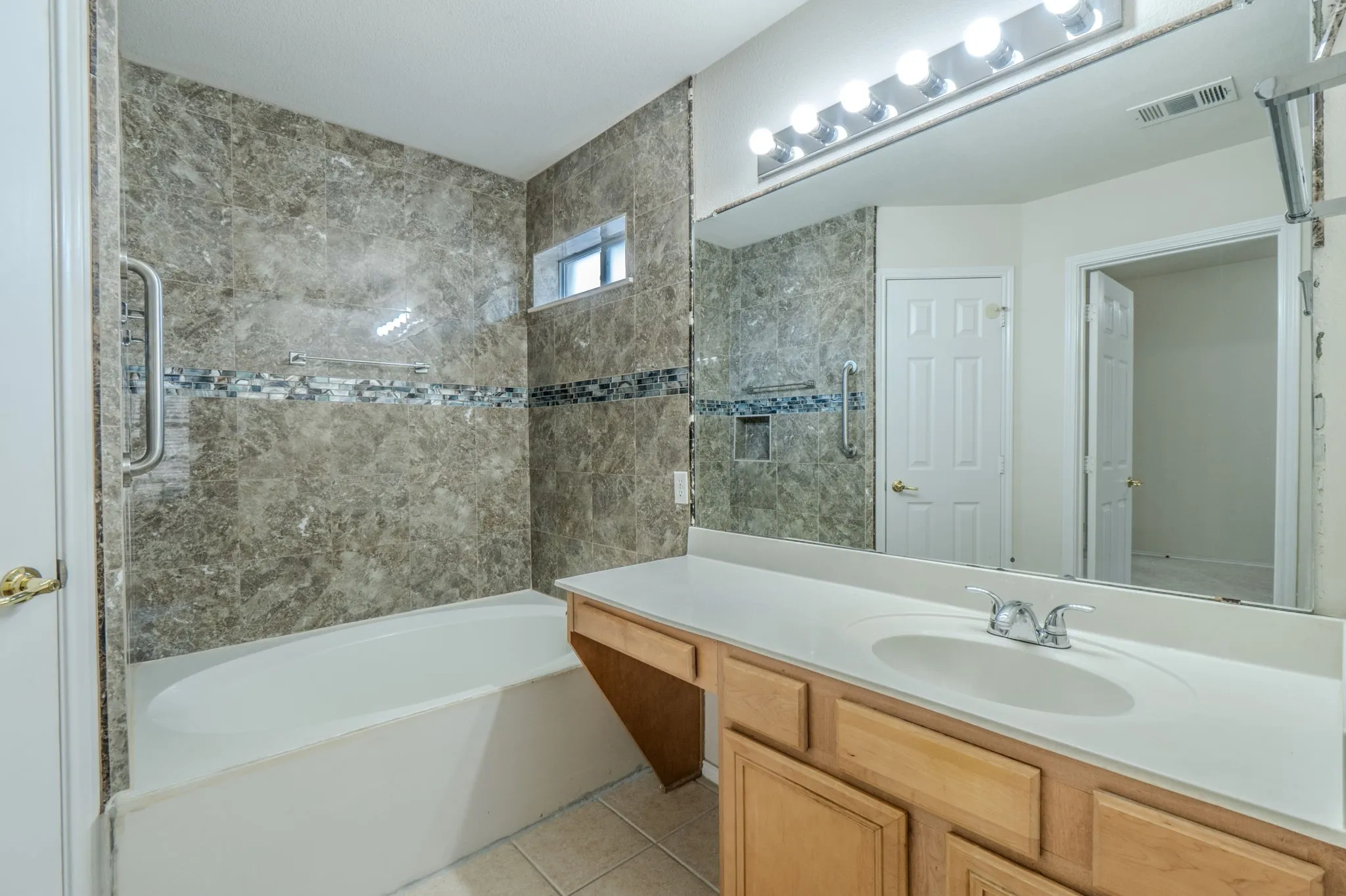 Single Family Residence For Sale in Tarrant County , 3212 Ladera Drive, Bedford, Texas 76021, 4 Bedroom, 3 Bathroom, 2 Garage spaces, 1,895 Sqft, built in 2004, mls#21366141, Real Estate Agent in Bedford, Homes For Sale in Tarrant county, Homes For Sale in Bedford, Realtor in Bedford Texas, Real Estate Brokerage Independent Realty Texas, Luminita Cordes Realtor