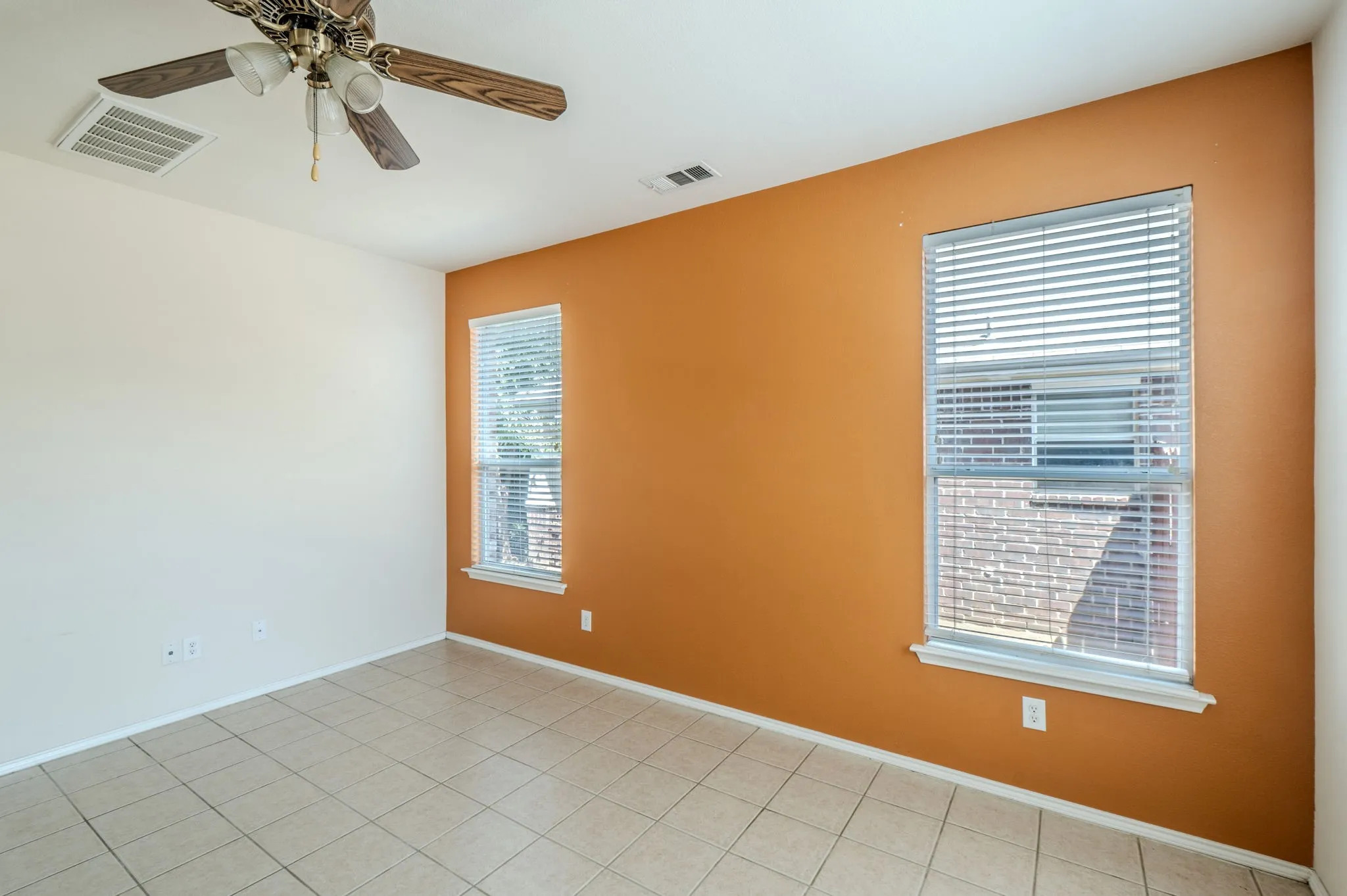 Single Family Residence For Sale in Tarrant County , 3212 Ladera Drive, Bedford, Texas 76021, 4 Bedroom, 3 Bathroom, 2 Garage spaces, 1,895 Sqft, built in 2004, mls#21366141, Real Estate Agent in Bedford, Homes For Sale in Tarrant county, Homes For Sale in Bedford, Realtor in Bedford Texas, Real Estate Brokerage Independent Realty Texas, Luminita Cordes Realtor