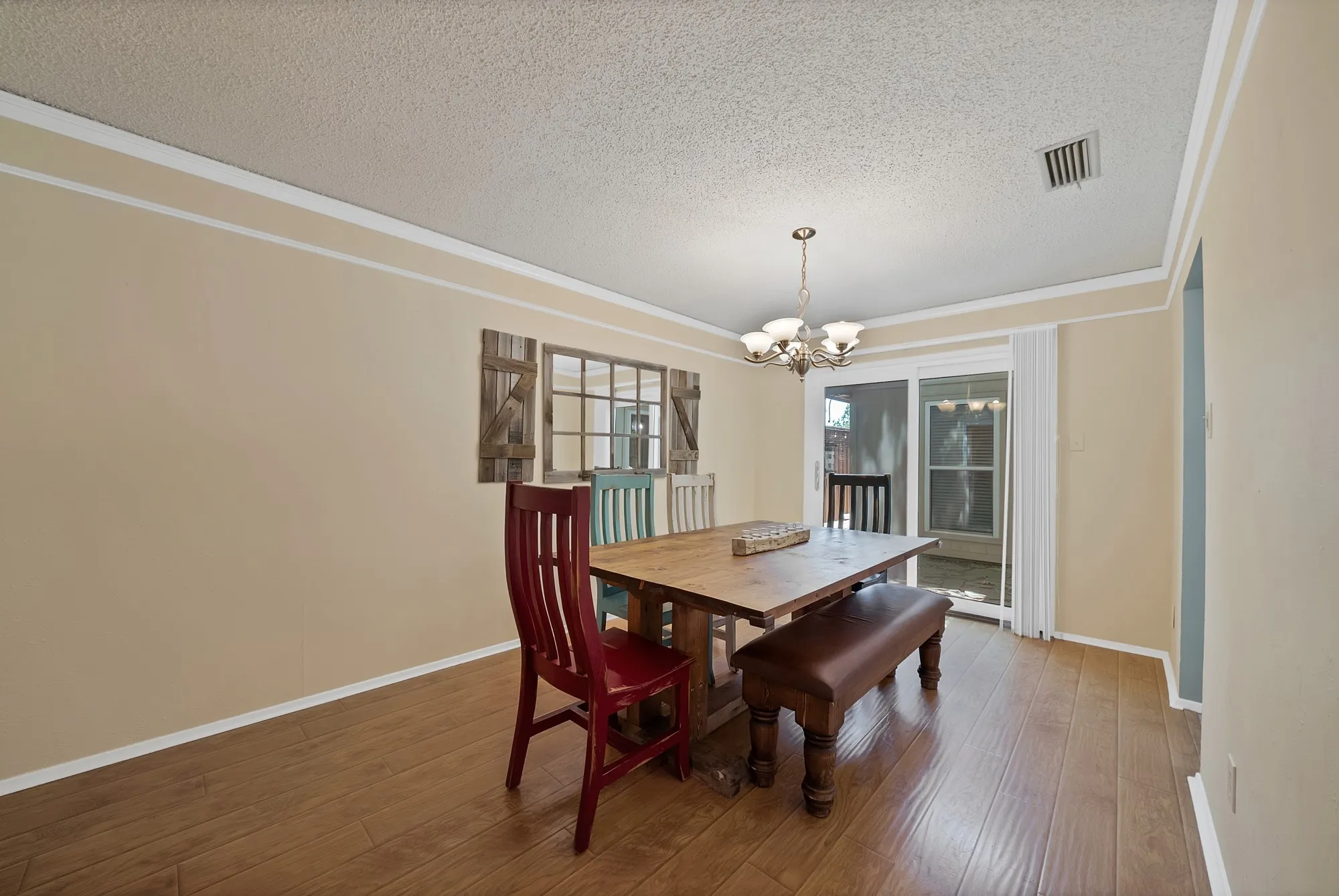 Single Family Residence For Sale in Dallas County , 1818 Sara Lane, Richardson, Texas 75081, 3 Bedroom, 3 Bathroom, 2 Garage spaces, 2,104 Sqft, built in 1977, mls#21365011, Real Estate Agent in Richardson, Homes For Sale in Dallas county, Homes For Sale in Richardson, Realtor in Richardson Texas, Real Estate Brokerage Independent Realty Texas, Luminita Cordes Realtor