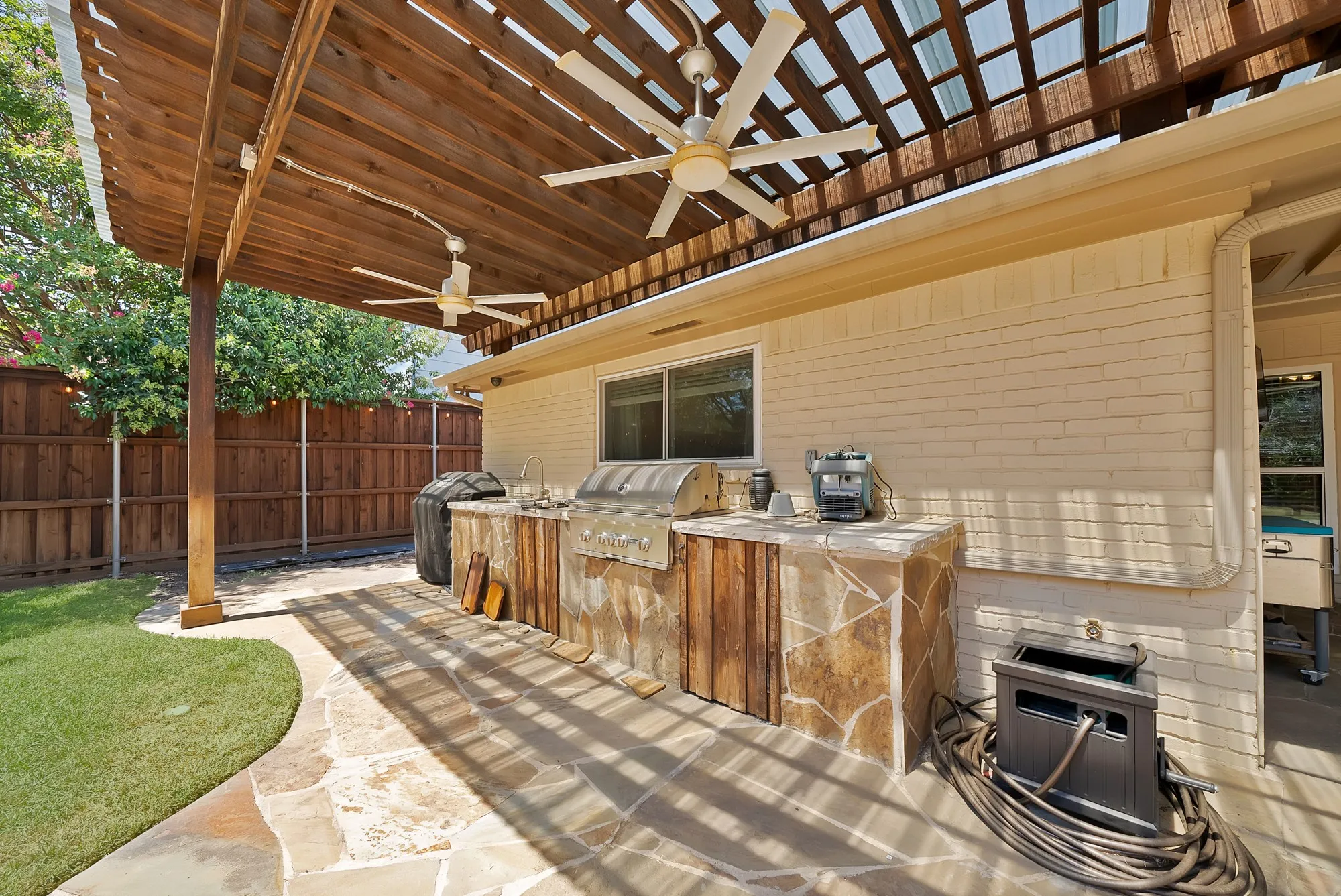 Single Family Residence For Sale in Dallas County , 1818 Sara Lane, Richardson, Texas 75081, 3 Bedroom, 3 Bathroom, 2 Garage spaces, 2,104 Sqft, built in 1977, mls#21365011, Real Estate Agent in Richardson, Homes For Sale in Dallas county, Homes For Sale in Richardson, Realtor in Richardson Texas, Real Estate Brokerage Independent Realty Texas, Luminita Cordes Realtor