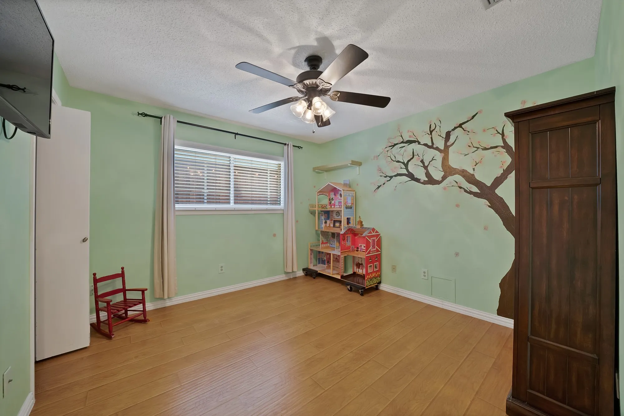 Single Family Residence For Sale in Dallas County , 1818 Sara Lane, Richardson, Texas 75081, 3 Bedroom, 3 Bathroom, 2 Garage spaces, 2,104 Sqft, built in 1977, mls#21365011, Real Estate Agent in Richardson, Homes For Sale in Dallas county, Homes For Sale in Richardson, Realtor in Richardson Texas, Real Estate Brokerage Independent Realty Texas, Luminita Cordes Realtor