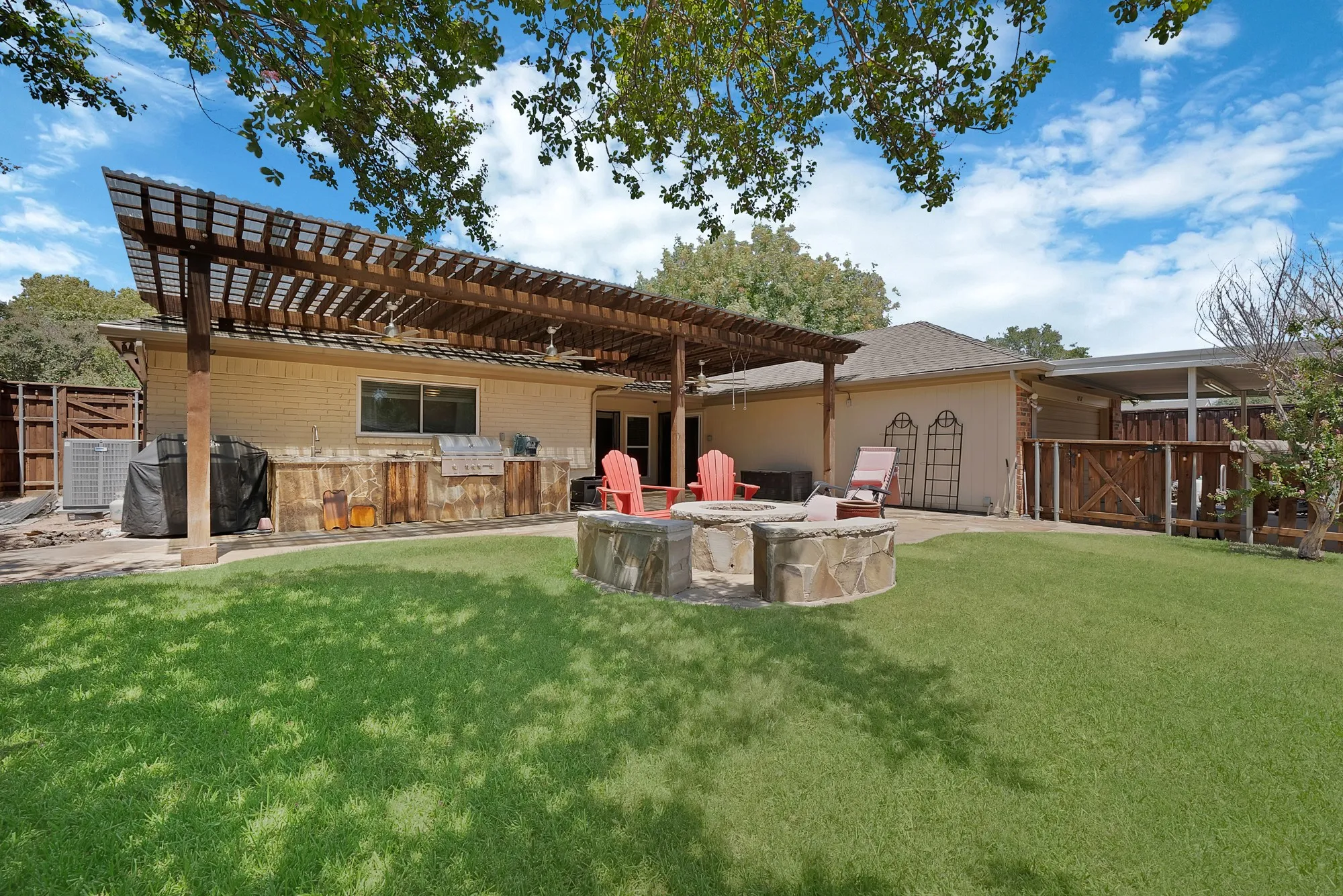 Single Family Residence For Sale in Dallas County , 1818 Sara Lane, Richardson, Texas 75081, 3 Bedroom, 3 Bathroom, 2 Garage spaces, 2,104 Sqft, built in 1977, mls#21365011, Real Estate Agent in Richardson, Homes For Sale in Dallas county, Homes For Sale in Richardson, Realtor in Richardson Texas, Real Estate Brokerage Independent Realty Texas, Luminita Cordes Realtor