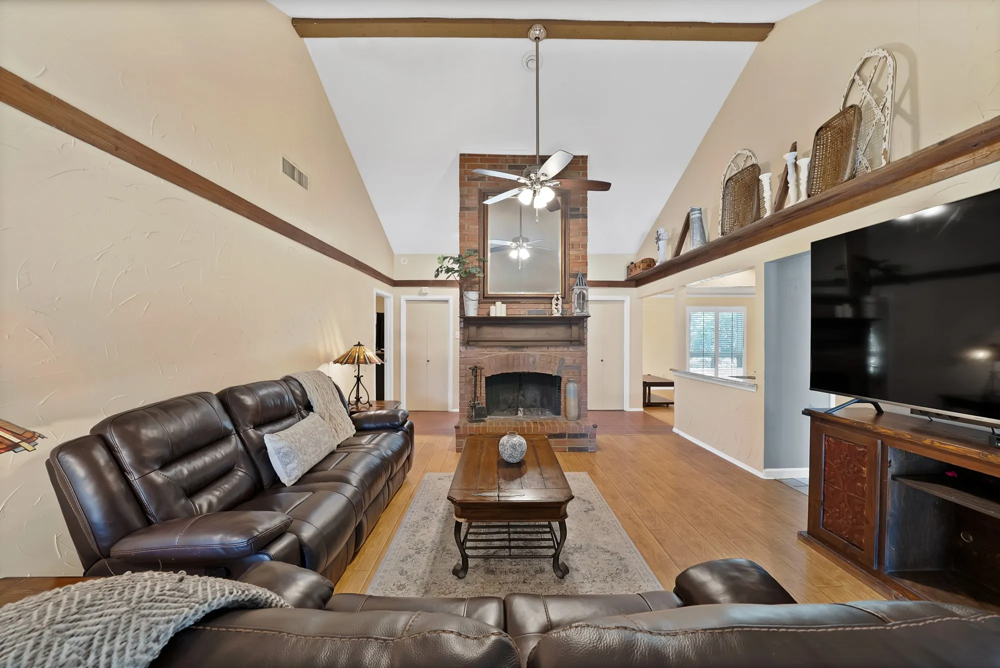 Single Family Residence For Sale in Dallas County , 1818 Sara Lane, Richardson, Texas 75081, 3 Bedroom, 3 Bathroom, 2 Garage spaces, 2,104 Sqft, built in 1977, mls#21365011, Real Estate Agent in Richardson, Homes For Sale in Dallas county, Homes For Sale in Richardson, Realtor in Richardson Texas, Real Estate Brokerage Independent Realty Texas, Luminita Cordes Realtor