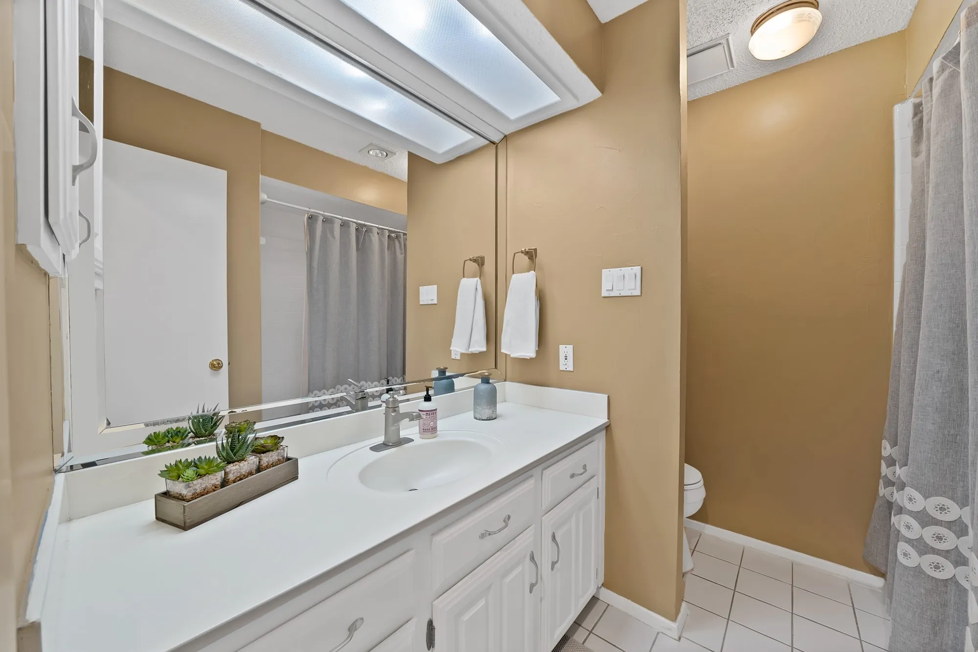 Single Family Residence For Sale in Dallas County , 1818 Sara Lane, Richardson, Texas 75081, 3 Bedroom, 3 Bathroom, 2 Garage spaces, 2,104 Sqft, built in 1977, mls#21365011, Real Estate Agent in Richardson, Homes For Sale in Dallas county, Homes For Sale in Richardson, Realtor in Richardson Texas, Real Estate Brokerage Independent Realty Texas, Luminita Cordes Realtor