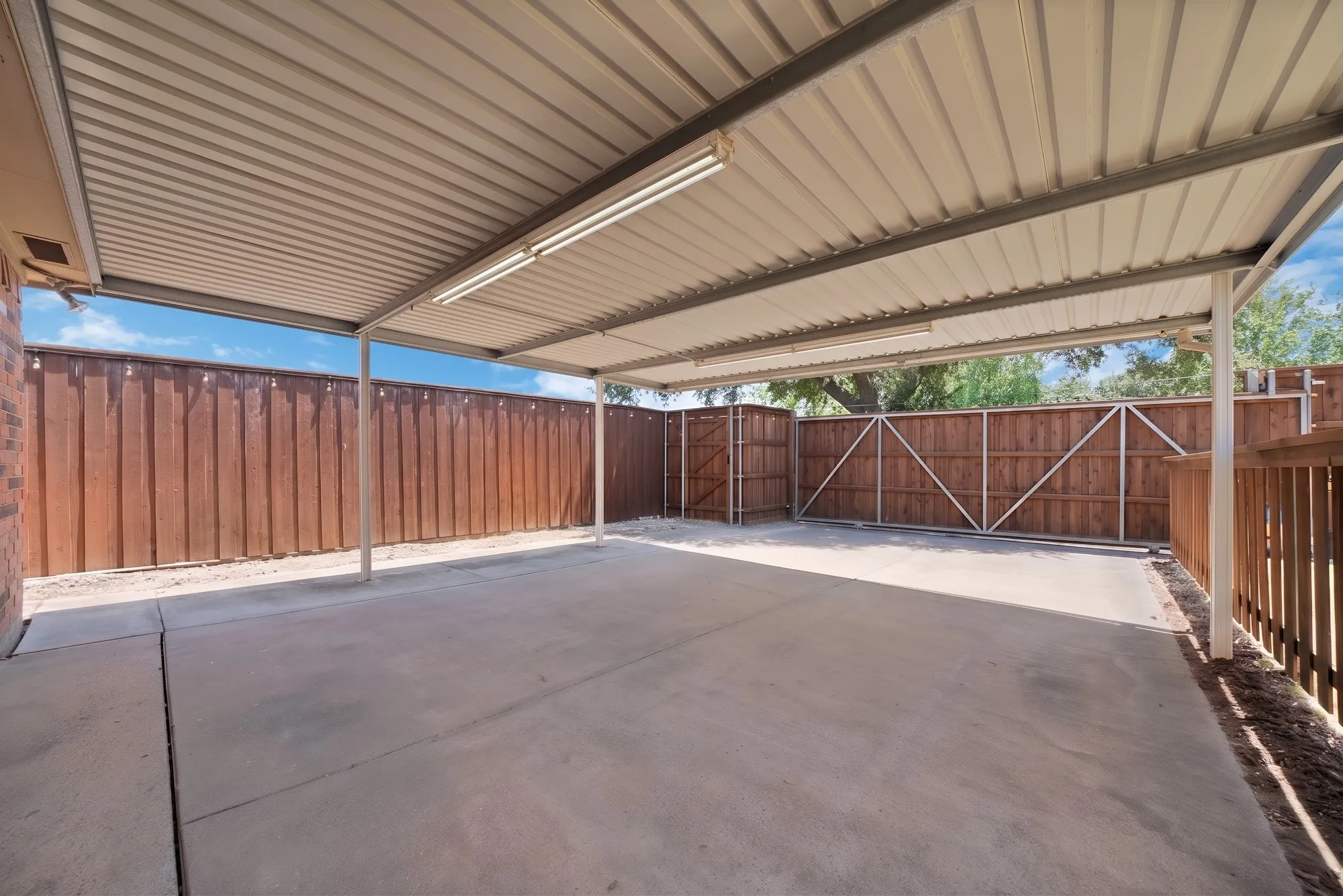 Single Family Residence For Sale in Dallas County , 1818 Sara Lane, Richardson, Texas 75081, 3 Bedroom, 3 Bathroom, 2 Garage spaces, 2,104 Sqft, built in 1977, mls#21365011, Real Estate Agent in Richardson, Homes For Sale in Dallas county, Homes For Sale in Richardson, Realtor in Richardson Texas, Real Estate Brokerage Independent Realty Texas, Luminita Cordes Realtor