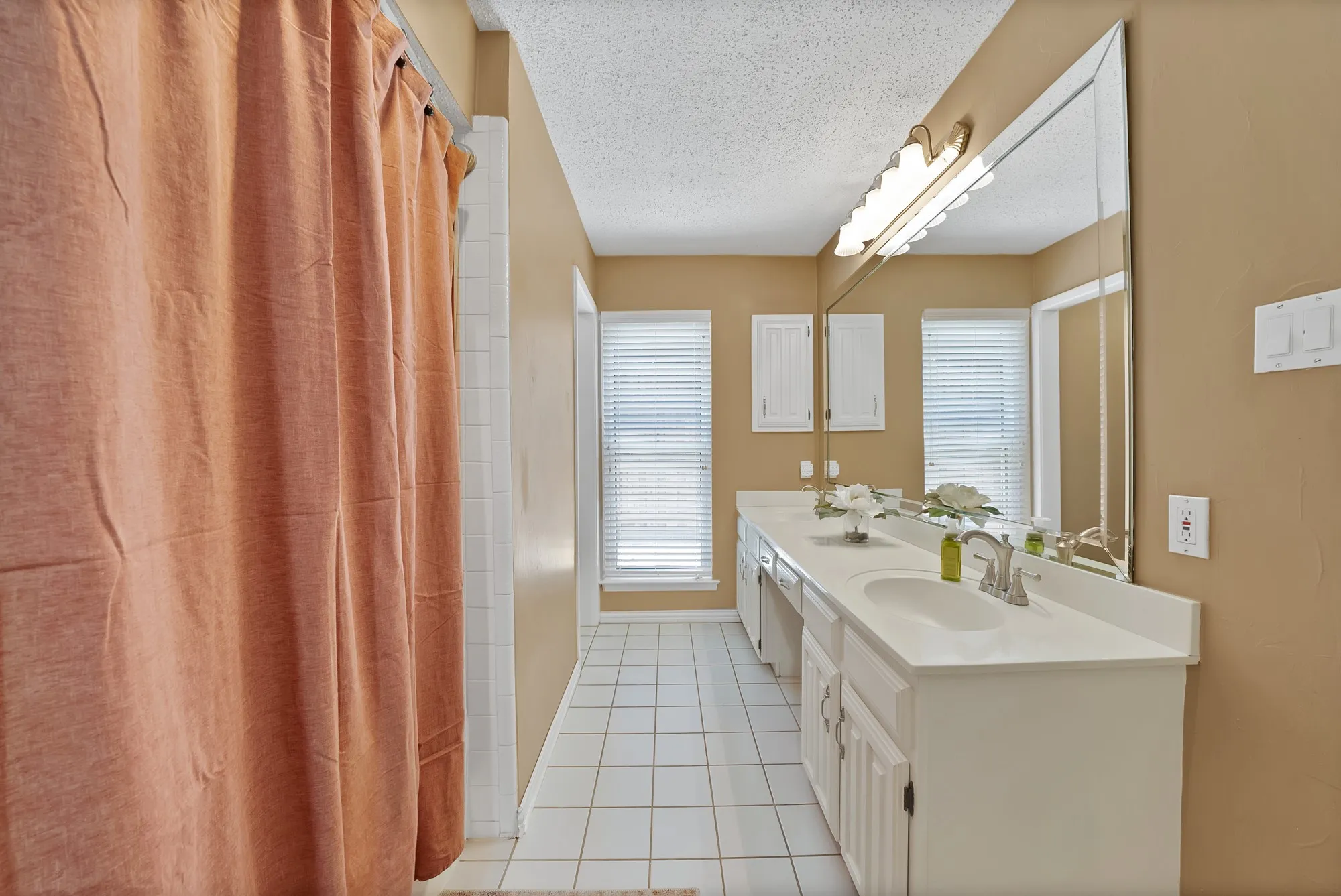 Single Family Residence For Sale in Dallas County , 1818 Sara Lane, Richardson, Texas 75081, 3 Bedroom, 3 Bathroom, 2 Garage spaces, 2,104 Sqft, built in 1977, mls#21365011, Real Estate Agent in Richardson, Homes For Sale in Dallas county, Homes For Sale in Richardson, Realtor in Richardson Texas, Real Estate Brokerage Independent Realty Texas, Luminita Cordes Realtor