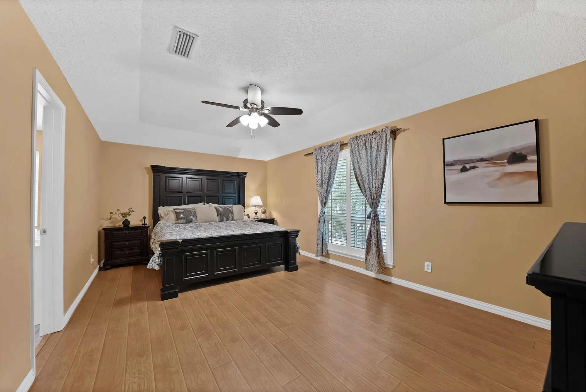 Single Family Residence For Sale in Dallas County , 1818 Sara Lane, Richardson, Texas 75081, 3 Bedroom, 3 Bathroom, 2 Garage spaces, 2,104 Sqft, built in 1977, mls#21365011, Real Estate Agent in Richardson, Homes For Sale in Dallas county, Homes For Sale in Richardson, Realtor in Richardson Texas, Real Estate Brokerage Independent Realty Texas, Luminita Cordes Realtor