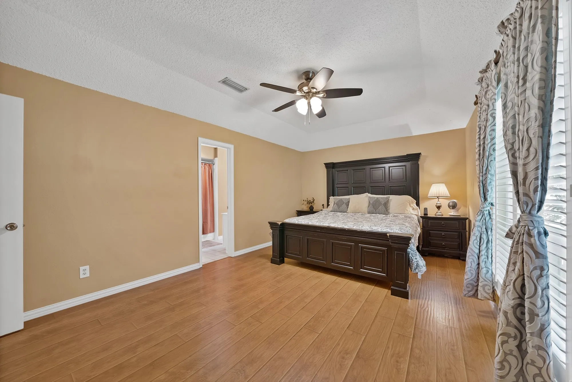 Single Family Residence For Sale in Dallas County , 1818 Sara Lane, Richardson, Texas 75081, 3 Bedroom, 3 Bathroom, 2 Garage spaces, 2,104 Sqft, built in 1977, mls#21365011, Real Estate Agent in Richardson, Homes For Sale in Dallas county, Homes For Sale in Richardson, Realtor in Richardson Texas, Real Estate Brokerage Independent Realty Texas, Luminita Cordes Realtor