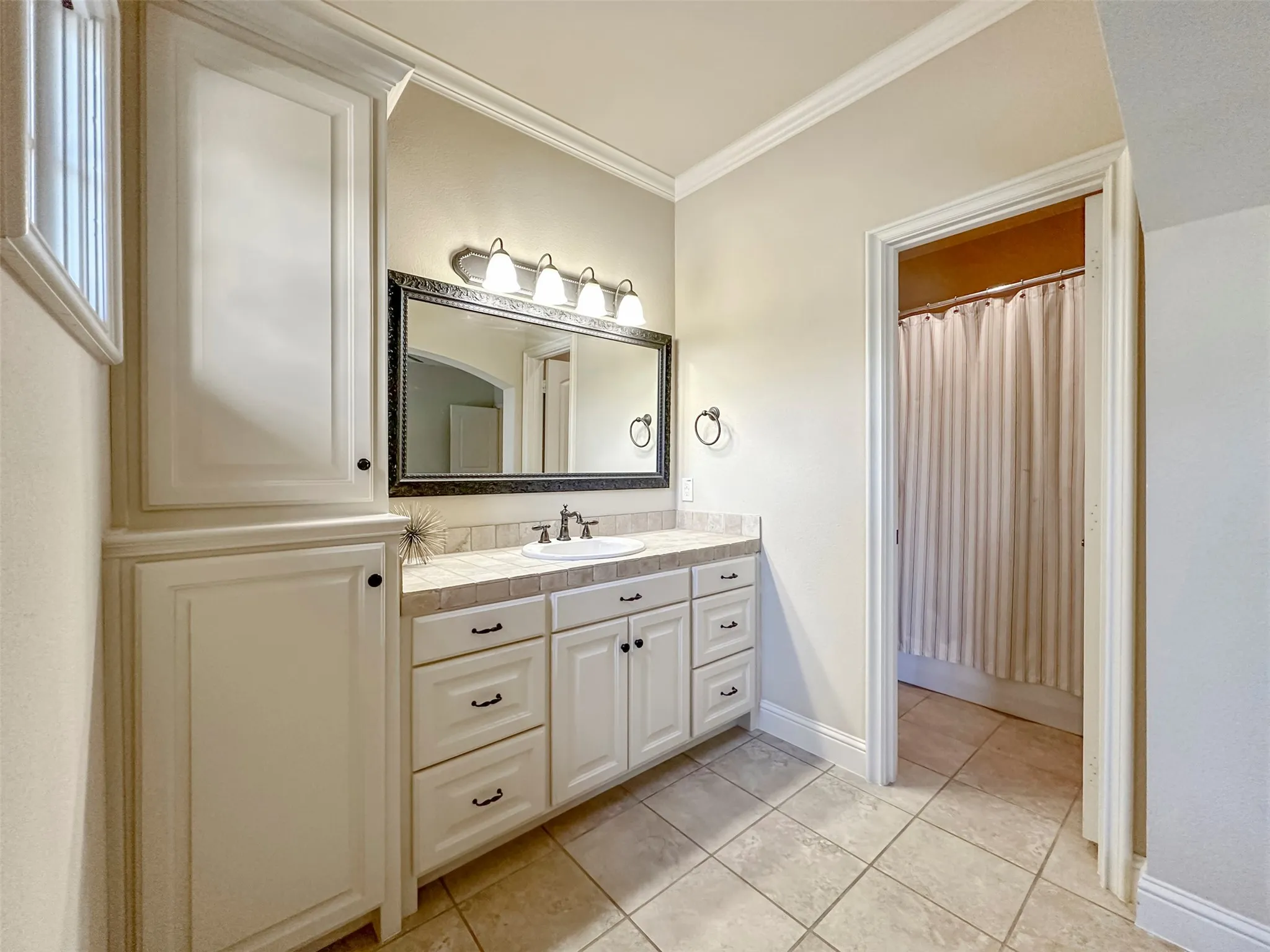 Duplex For Rent in Dallas County , 5436 Longview Street, Dallas, Texas 75206, 3 Bedroom, 4 Bathroom, 2 Garage spaces, 3,126 Sqft, built in 2005, mls#21365773, Real Estate Agent in Dallas, Homes For Rent in Dallas county, Homes For Rent in Dallas, Realtor in Dallas Texas, Real Estate Brokerage Independent Realty Texas, Luminita Cordes Realtor