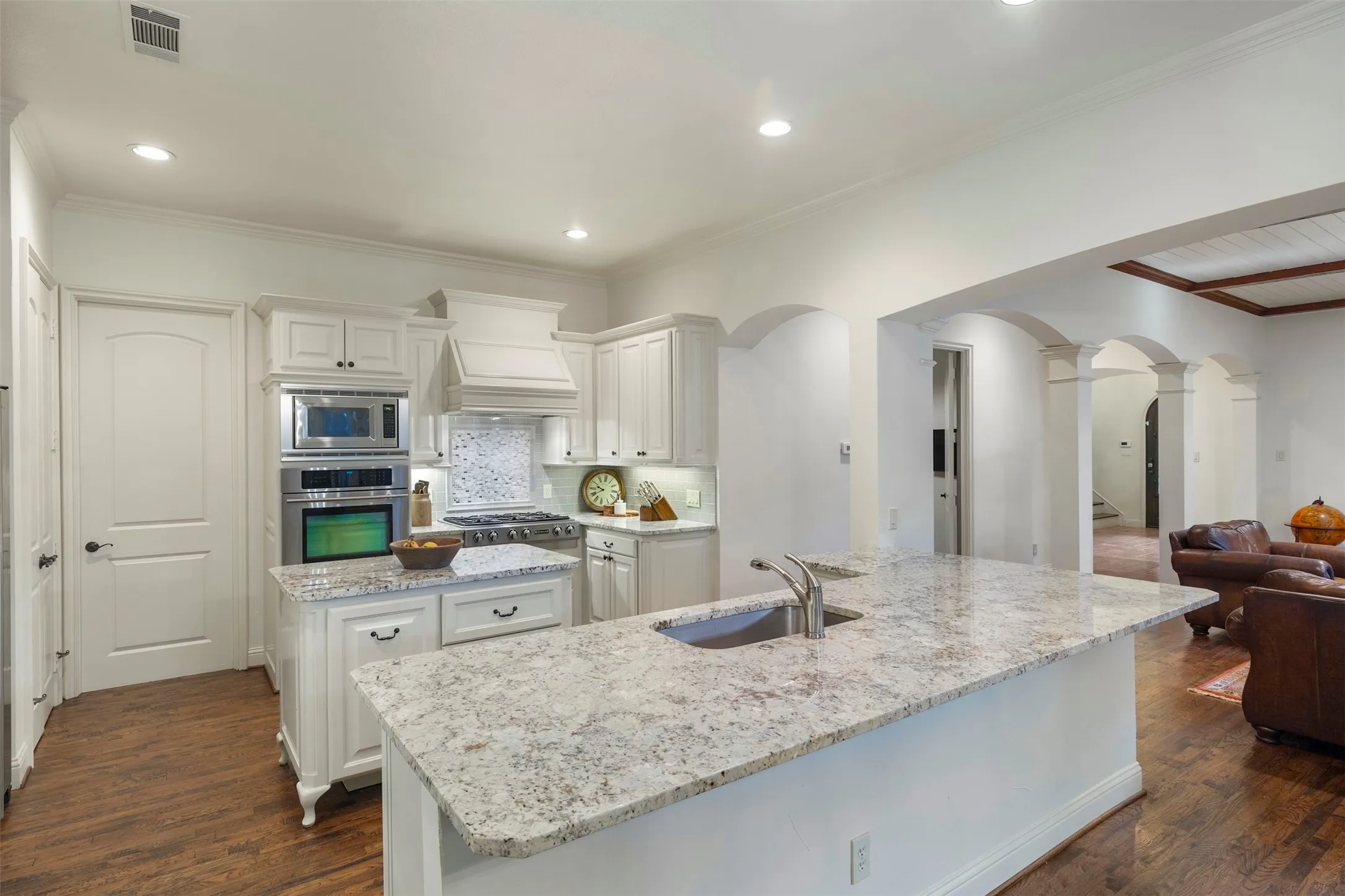 Duplex For Rent in Dallas County , 5436 Longview Street, Dallas, Texas 75206, 3 Bedroom, 4 Bathroom, 2 Garage spaces, 3,126 Sqft, built in 2005, mls#21365773, Real Estate Agent in Dallas, Homes For Rent in Dallas county, Homes For Rent in Dallas, Realtor in Dallas Texas, Real Estate Brokerage Independent Realty Texas, Luminita Cordes Realtor