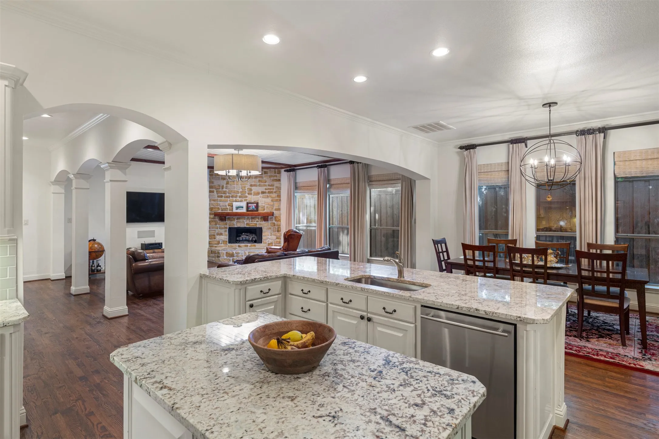 Duplex For Rent in Dallas County , 5436 Longview Street, Dallas, Texas 75206, 3 Bedroom, 4 Bathroom, 2 Garage spaces, 3,126 Sqft, built in 2005, mls#21365773, Real Estate Agent in Dallas, Homes For Rent in Dallas county, Homes For Rent in Dallas, Realtor in Dallas Texas, Real Estate Brokerage Independent Realty Texas, Luminita Cordes Realtor