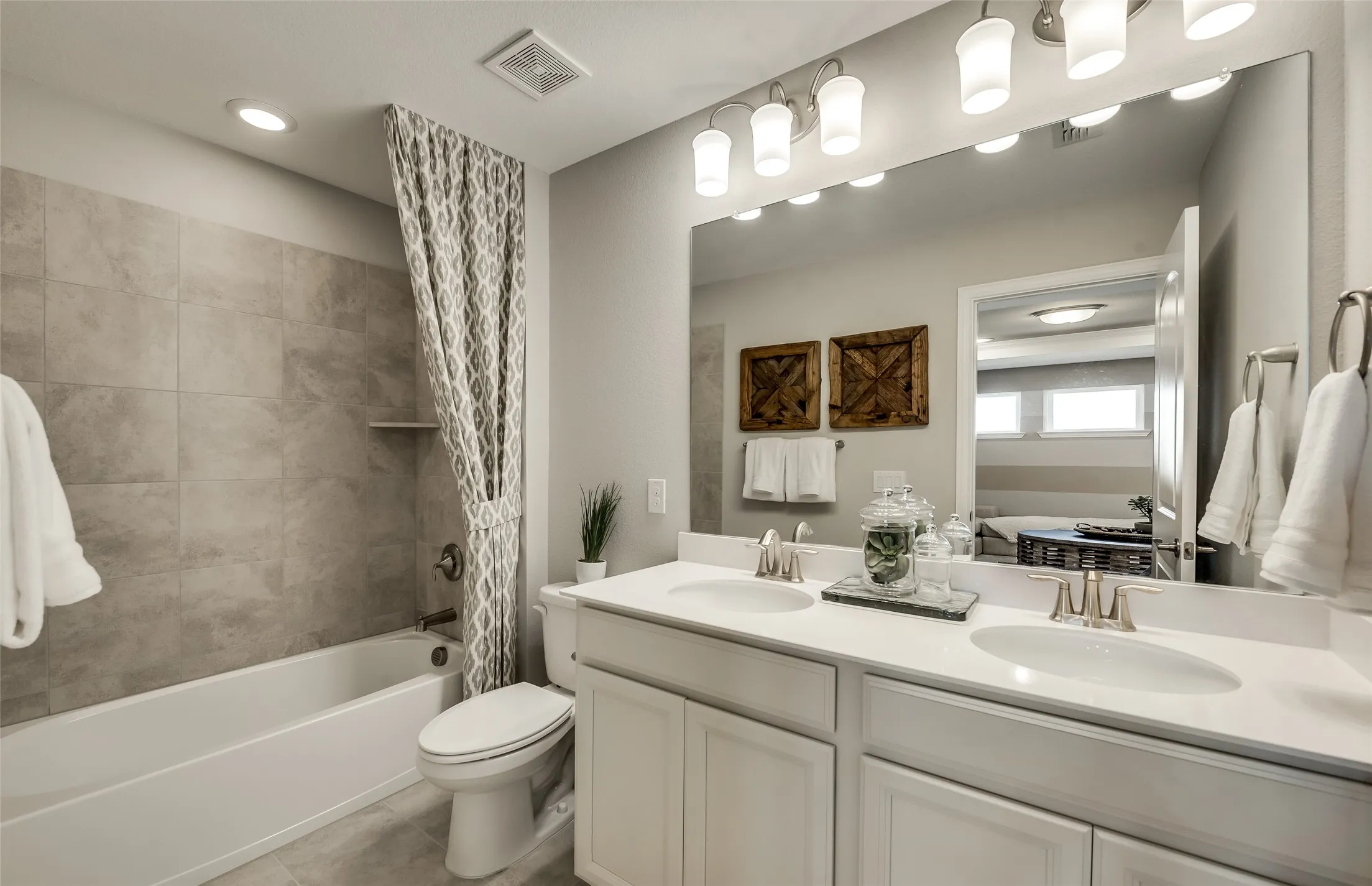 *Model Representation - Spacious secondary bathroom