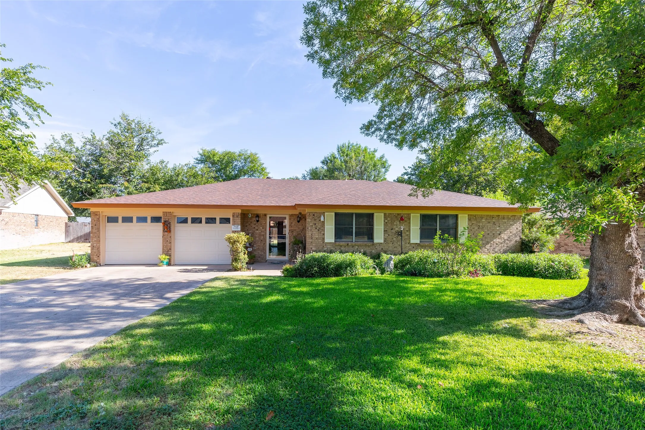 Single Family Residence For Sale in Callahan County , 122 Century Lane, Clyde, Texas 79510, 3 Bedroom, 2 Bathroom, 2 Garage spaces, 1,752 Sqft, built in 1979, mls#21357209, Real Estate Agent in Clyde, Homes For Sale in Callahan county, Homes For Sale in Clyde, Realtor in Clyde Texas, Real Estate Brokerage Independent Realty Texas, Luminita Cordes Realtor