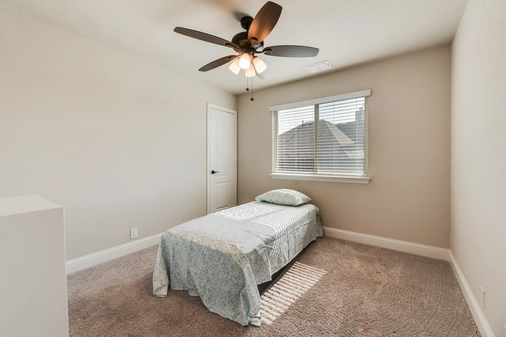Single Family Residence For Sale in Tarrant County , 10609 Kettlewood Drive, Fort Worth, Texas 76036, 4 Bedroom, 3 Bathroom, 2 Garage spaces, 2,516 Sqft, built in 2022, mls#21355744, Real Estate Agent in Fort Worth, Homes For Sale in Tarrant county, Homes For Sale in Fort Worth, Realtor in Fort Worth Texas, Real Estate Brokerage Independent Realty Texas, Luminita Cordes Realtor