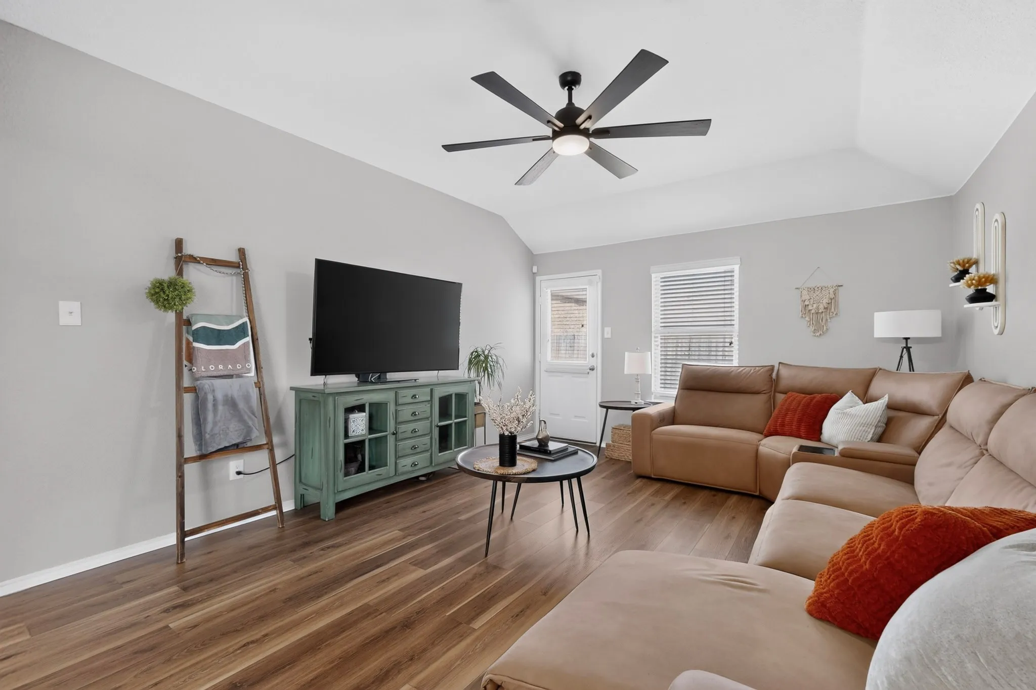 Vaulted ceiling with a ceiling fan, wood-finish flooring, and recessed lighting