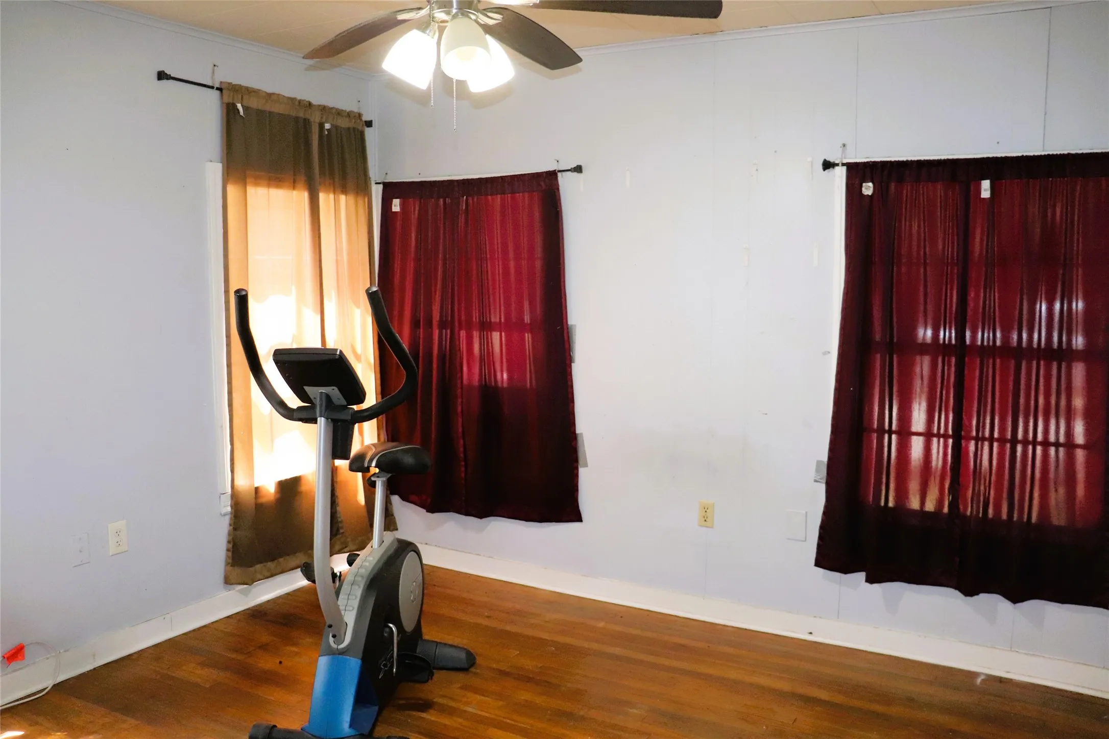 Single Family Residence For Sale in Hunt County , 4215 Gee Street, Greenville, Texas 75401, 3 Bedroom, 1 Bathroom, Garage spaces, 1,165 Sqft, built in 1960, Price $99,500, mls#21364282, Real Estate Agent in Greenville, Homes For Sale in Hunt county, Homes For Sale in Greenville, Realtor in Greenville Texas, Real Estate Brokerage Independent Realty Texas, Luminita Cordes Realtor