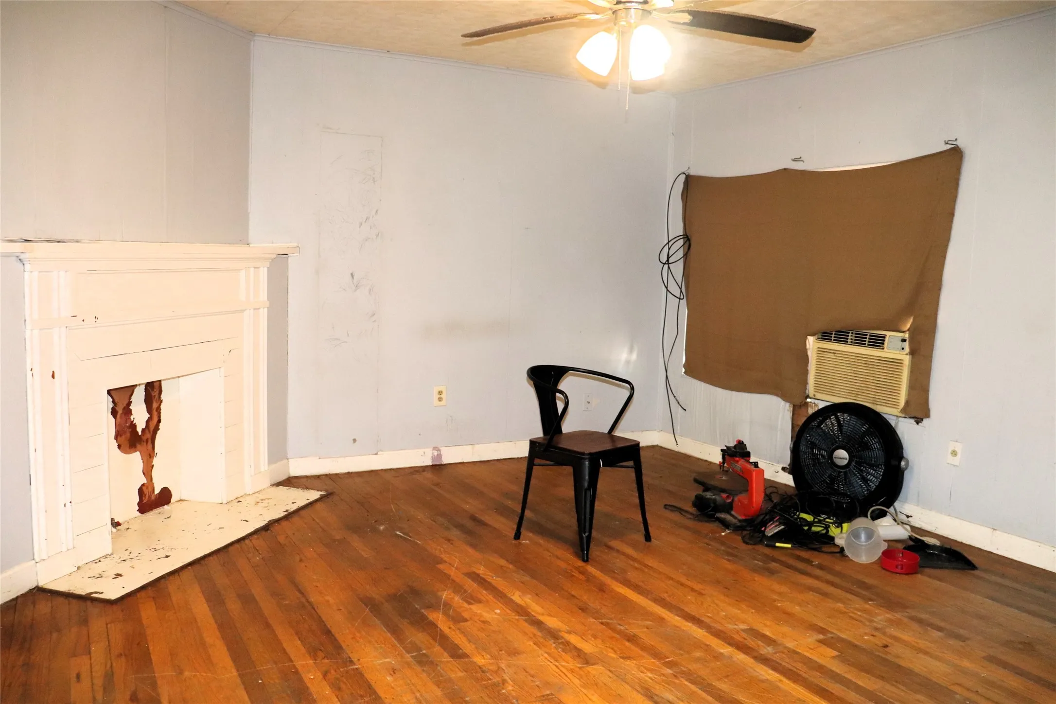 Single Family Residence For Sale in Hunt County , 4215 Gee Street, Greenville, Texas 75401, 3 Bedroom, 1 Bathroom, Garage spaces, 1,165 Sqft, built in 1960, Price $99,500, mls#21364282, Real Estate Agent in Greenville, Homes For Sale in Hunt county, Homes For Sale in Greenville, Realtor in Greenville Texas, Real Estate Brokerage Independent Realty Texas, Luminita Cordes Realtor