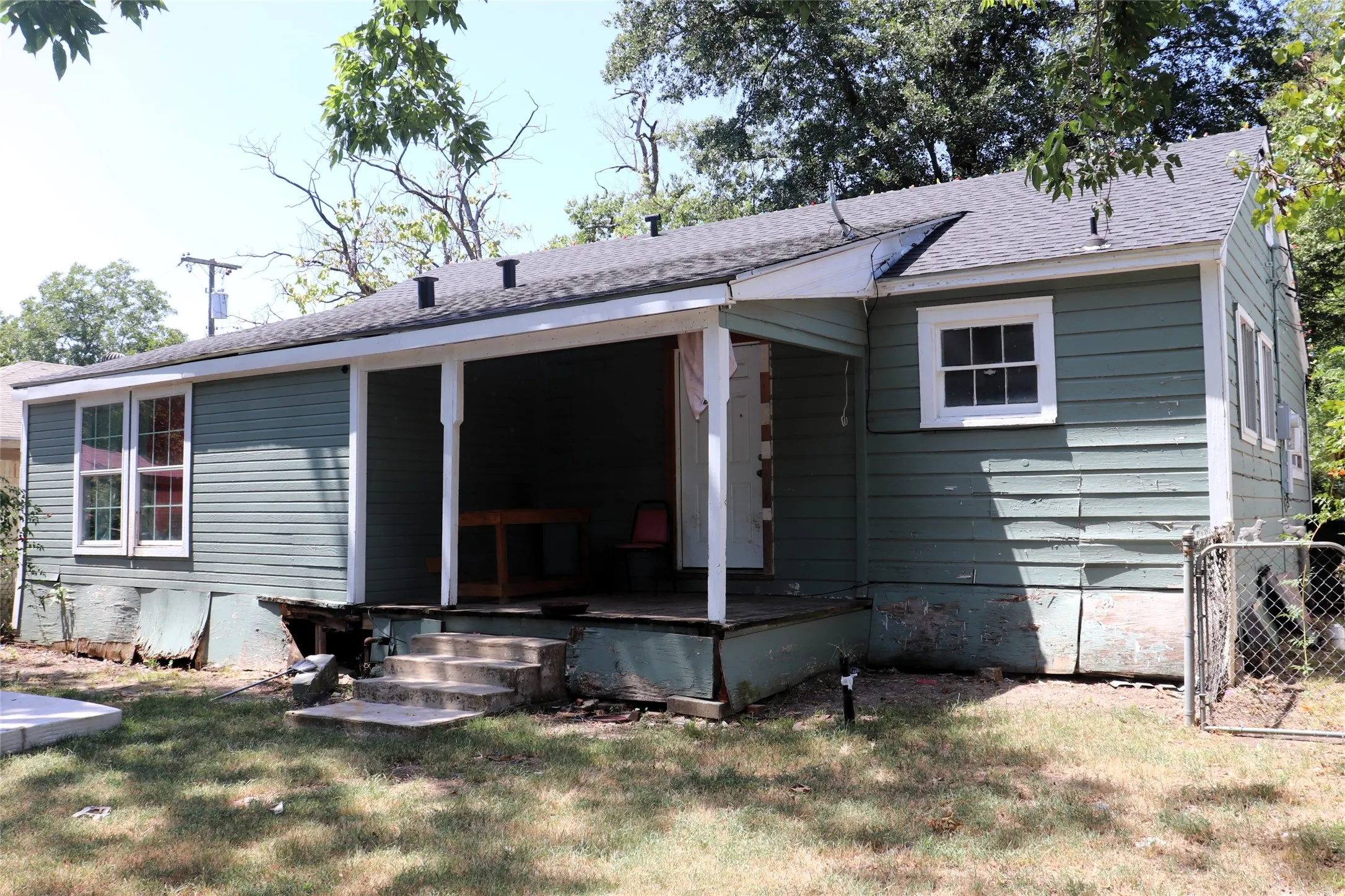 Single Family Residence For Sale in Hunt County , 4215 Gee Street, Greenville, Texas 75401, 3 Bedroom, 1 Bathroom, Garage spaces, 1,165 Sqft, built in 1960, Price $99,500, mls#21364282, Real Estate Agent in Greenville, Homes For Sale in Hunt county, Homes For Sale in Greenville, Realtor in Greenville Texas, Real Estate Brokerage Independent Realty Texas, Luminita Cordes Realtor