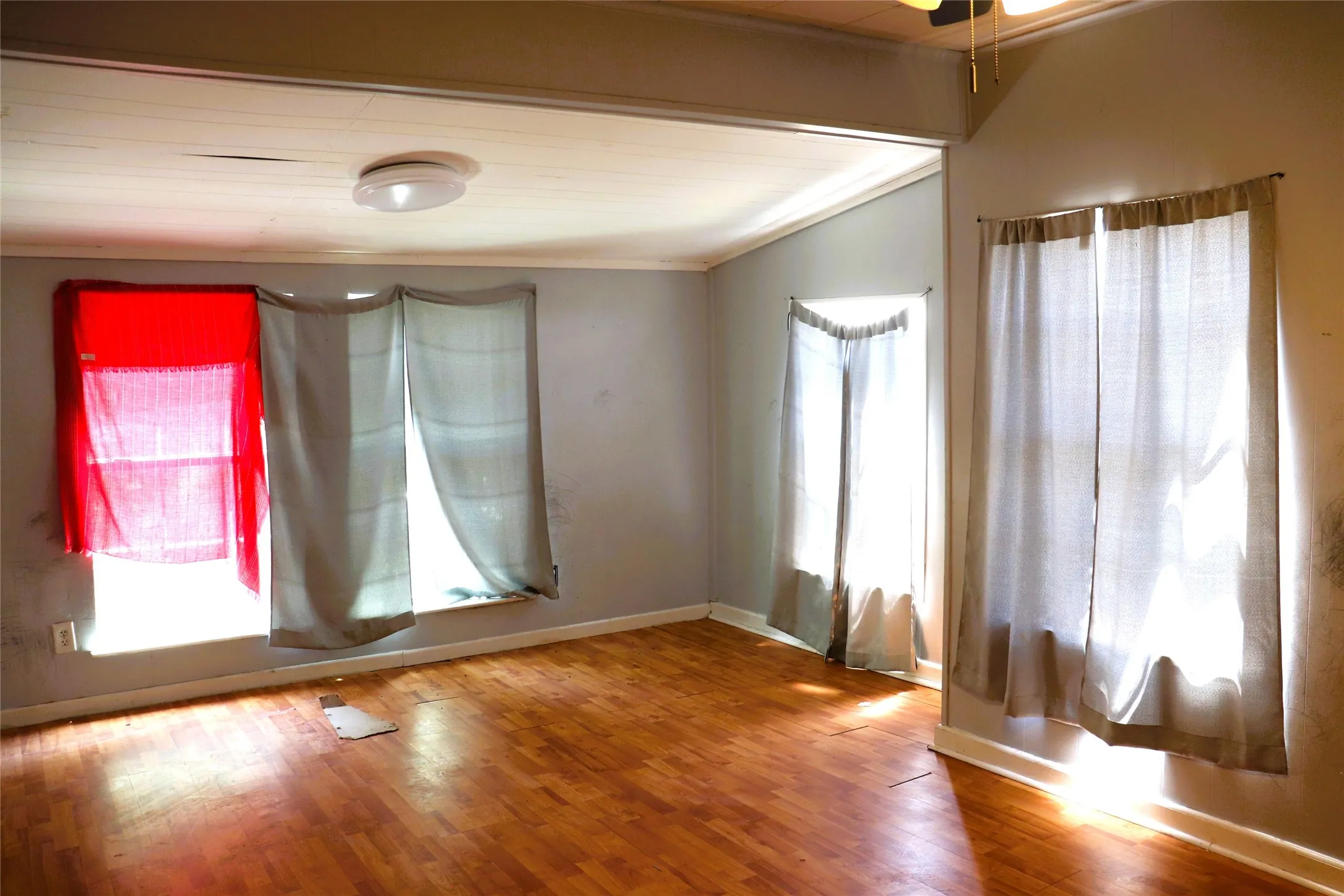 Single Family Residence For Sale in Hunt County , 4215 Gee Street, Greenville, Texas 75401, 3 Bedroom, 1 Bathroom, Garage spaces, 1,165 Sqft, built in 1960, Price $99,500, mls#21364282, Real Estate Agent in Greenville, Homes For Sale in Hunt county, Homes For Sale in Greenville, Realtor in Greenville Texas, Real Estate Brokerage Independent Realty Texas, Luminita Cordes Realtor