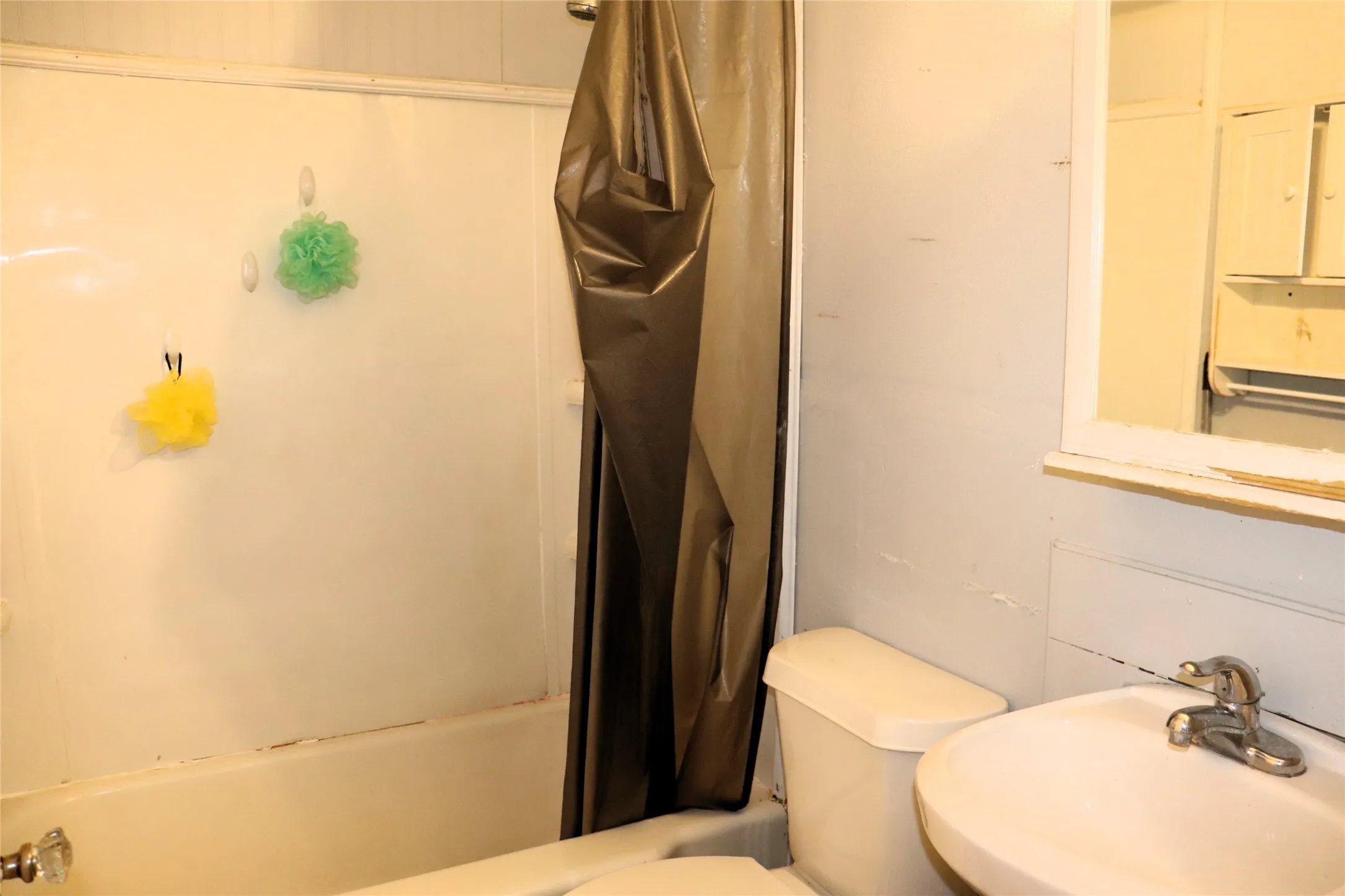 Single Family Residence For Sale in Hunt County , 4215 Gee Street, Greenville, Texas 75401, 3 Bedroom, 1 Bathroom, Garage spaces, 1,165 Sqft, built in 1960, Price $99,500, mls#21364282, Real Estate Agent in Greenville, Homes For Sale in Hunt county, Homes For Sale in Greenville, Realtor in Greenville Texas, Real Estate Brokerage Independent Realty Texas, Luminita Cordes Realtor