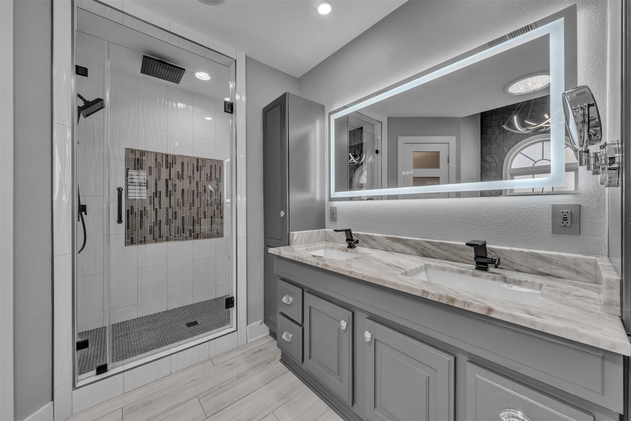 Ensuite, separate shower tub and water closet