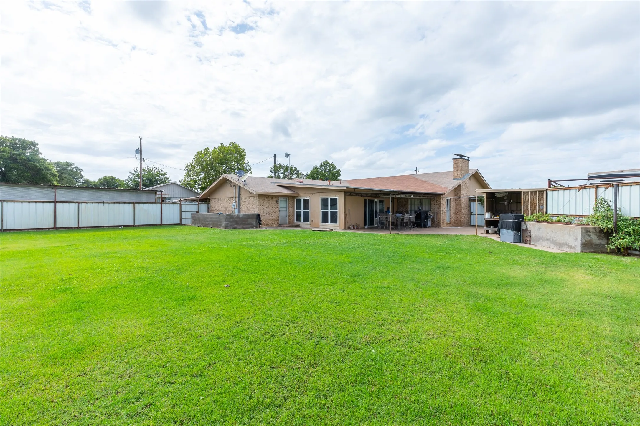 Single Family Residence For Sale in Callahan County , 3433 I-20 W, Baird, Texas 79504, 3 Bedroom, 4 Bathroom, 2 Garage spaces, 2,994 Sqft, built in 1976, mls#21315275, Real Estate Agent in Baird, Homes For Sale in Callahan county, Homes For Sale in Baird, Realtor in Baird Texas, Real Estate Brokerage Independent Realty Texas, Luminita Cordes Realtor