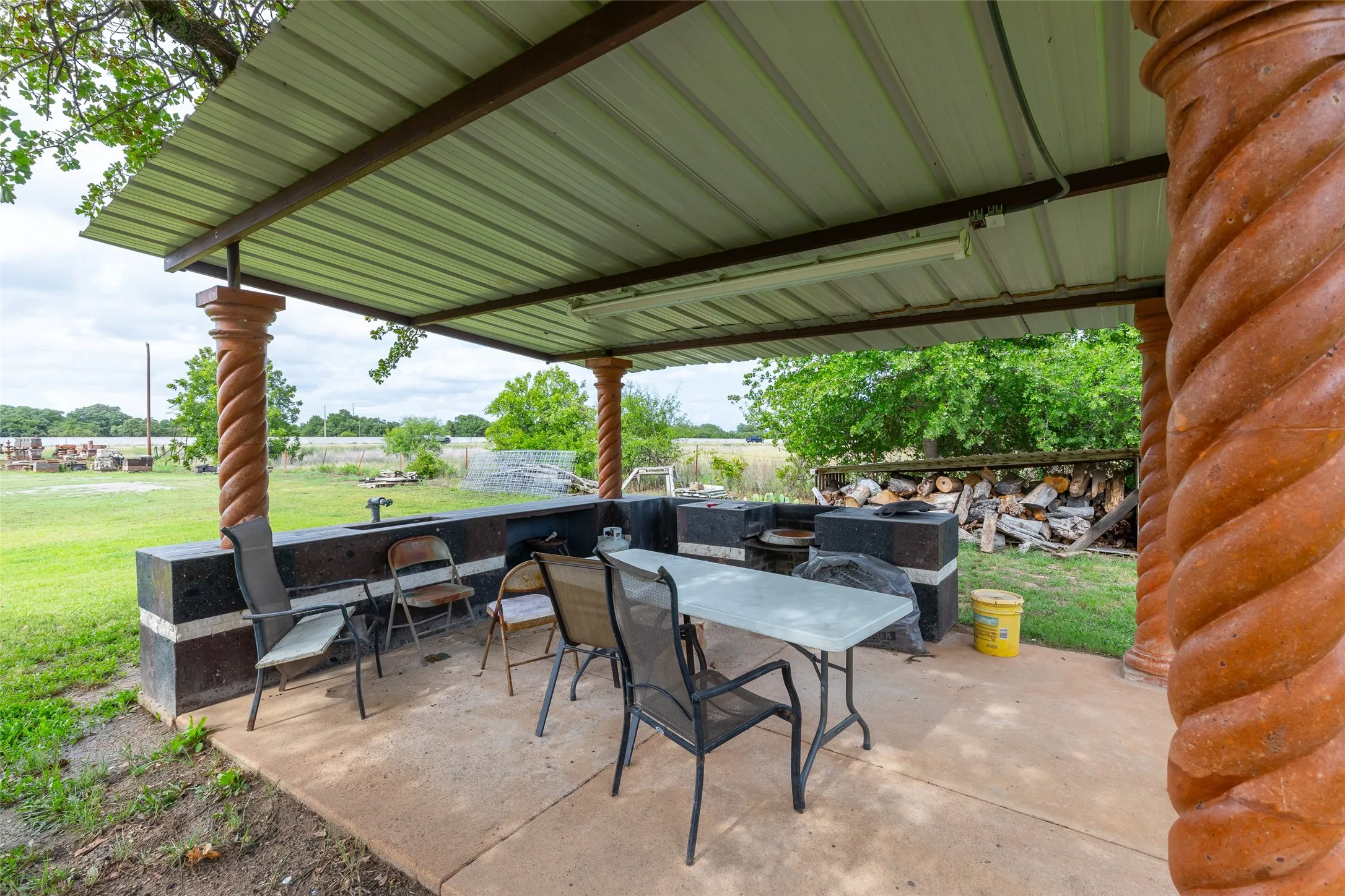 Outdoor kitchen