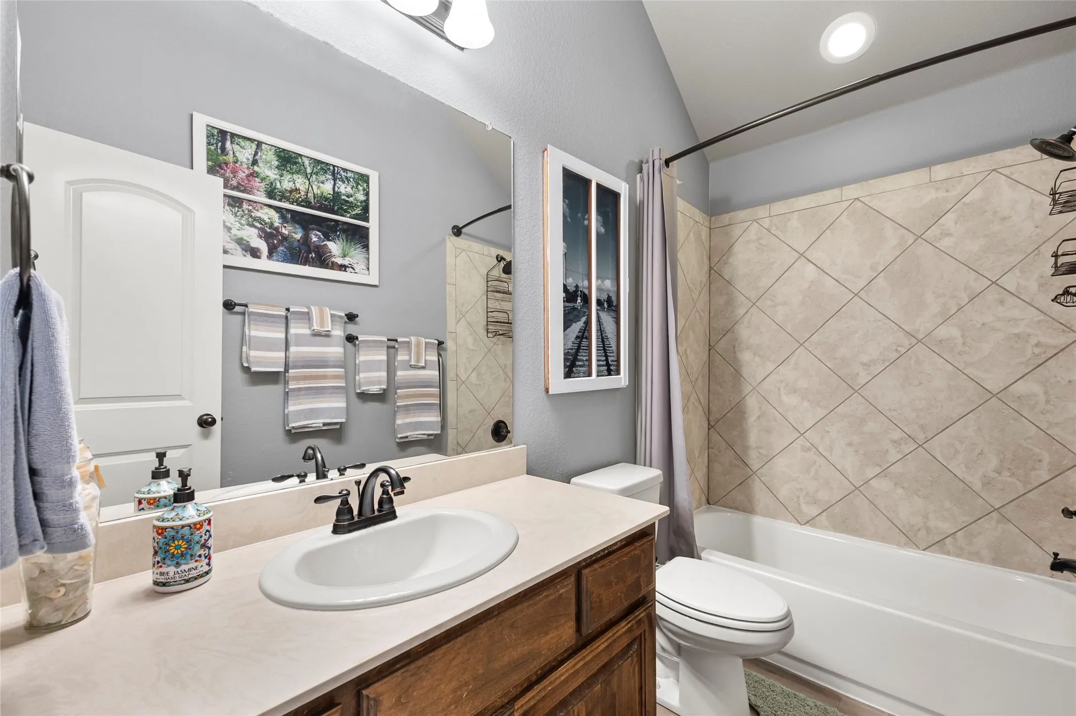 Single Family Residence For Sale in Collin County , 1025 Lincoln Drive, Royse City, Texas 75189, 3 Bedroom, 2 Bathroom, 2 Garage spaces, 1,833 Sqft, built in 2014, mls#21364220, Real Estate Agent in Royse City, Homes For Sale in Collin county, Homes For Sale in Royse City, Realtor in Royse City Texas, Real Estate Brokerage Independent Realty Texas, Luminita Cordes Realtor