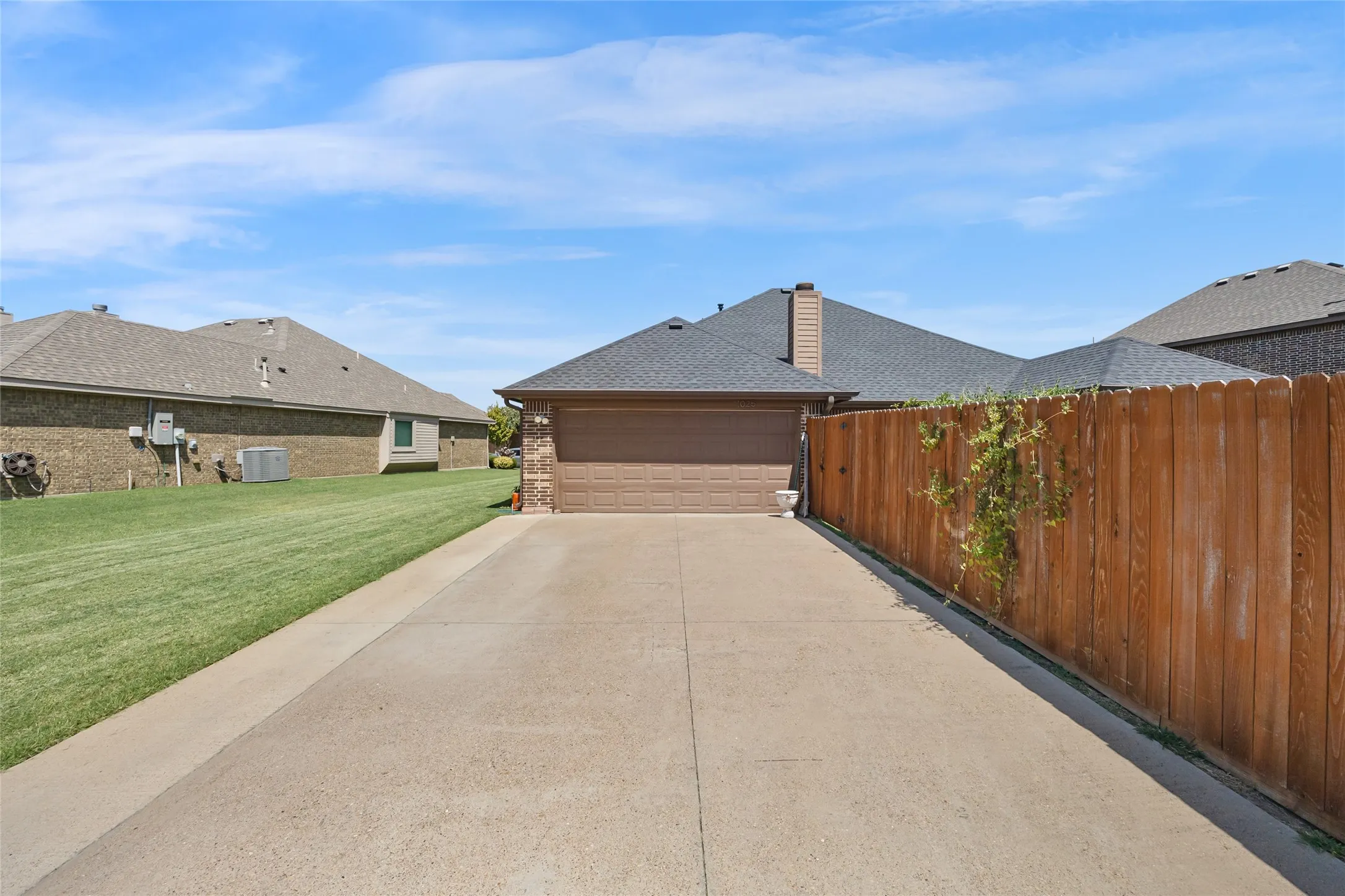 Single Family Residence For Sale in Collin County , 1025 Lincoln Drive, Royse City, Texas 75189, 3 Bedroom, 2 Bathroom, 2 Garage spaces, 1,833 Sqft, built in 2014, mls#21364220, Real Estate Agent in Royse City, Homes For Sale in Collin county, Homes For Sale in Royse City, Realtor in Royse City Texas, Real Estate Brokerage Independent Realty Texas, Luminita Cordes Realtor