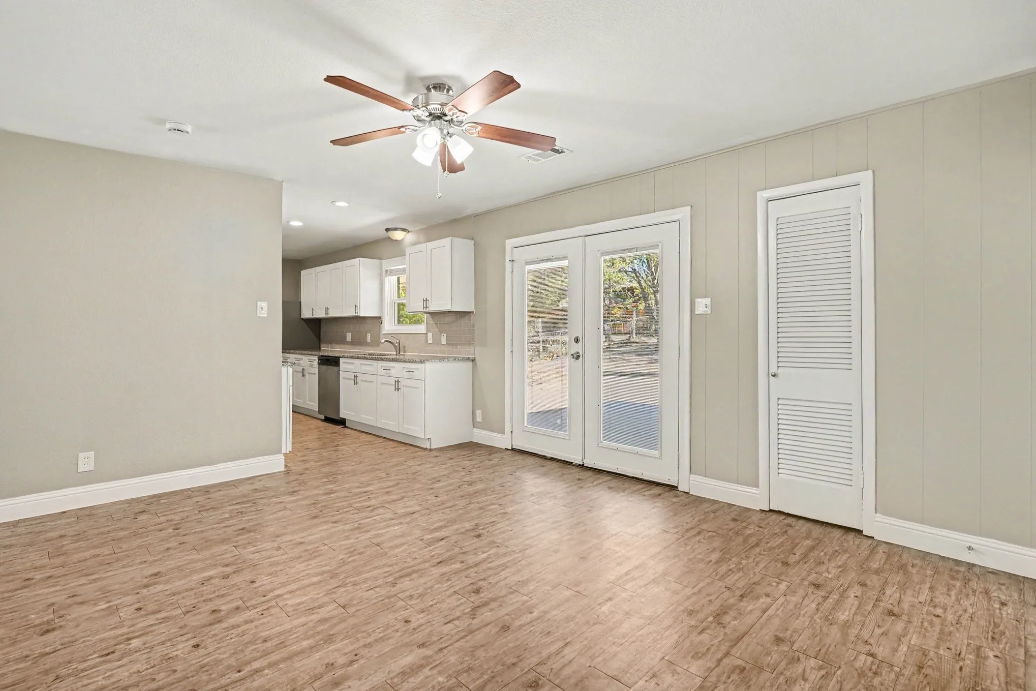Single Family Residence For Sale in Tarrant County , 6705 Yosemite Drive, Fort Worth, Texas 76112, 3 Bedroom, 2 Bathroom, 2 Garage spaces, 1,350 Sqft, built in 1959, mls#21363670, Real Estate Agent in Fort Worth, Homes For Sale in Tarrant county, Homes For Sale in Fort Worth, Realtor in Fort Worth Texas, Real Estate Brokerage Independent Realty Texas, Luminita Cordes Realtor