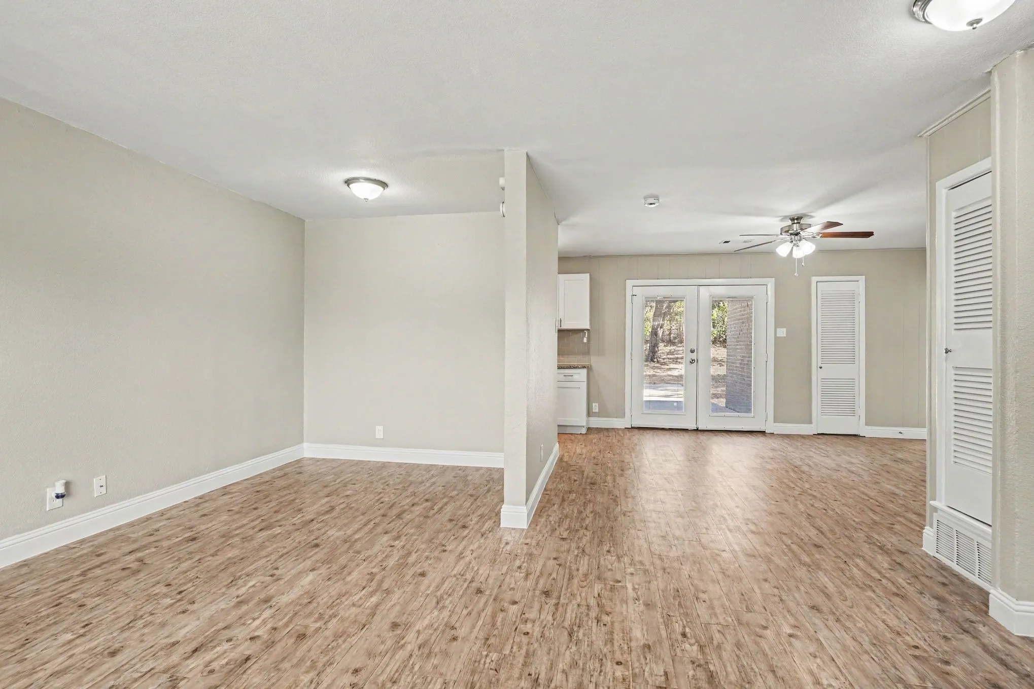 Single Family Residence For Sale in Tarrant County , 6705 Yosemite Drive, Fort Worth, Texas 76112, 3 Bedroom, 2 Bathroom, 2 Garage spaces, 1,350 Sqft, built in 1959, mls#21363670, Real Estate Agent in Fort Worth, Homes For Sale in Tarrant county, Homes For Sale in Fort Worth, Realtor in Fort Worth Texas, Real Estate Brokerage Independent Realty Texas, Luminita Cordes Realtor