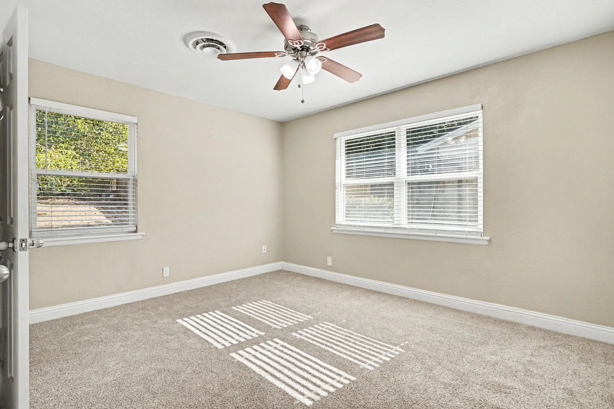 Single Family Residence For Sale in Tarrant County , 6705 Yosemite Drive, Fort Worth, Texas 76112, 3 Bedroom, 2 Bathroom, 2 Garage spaces, 1,350 Sqft, built in 1959, mls#21363670, Real Estate Agent in Fort Worth, Homes For Sale in Tarrant county, Homes For Sale in Fort Worth, Realtor in Fort Worth Texas, Real Estate Brokerage Independent Realty Texas, Luminita Cordes Realtor