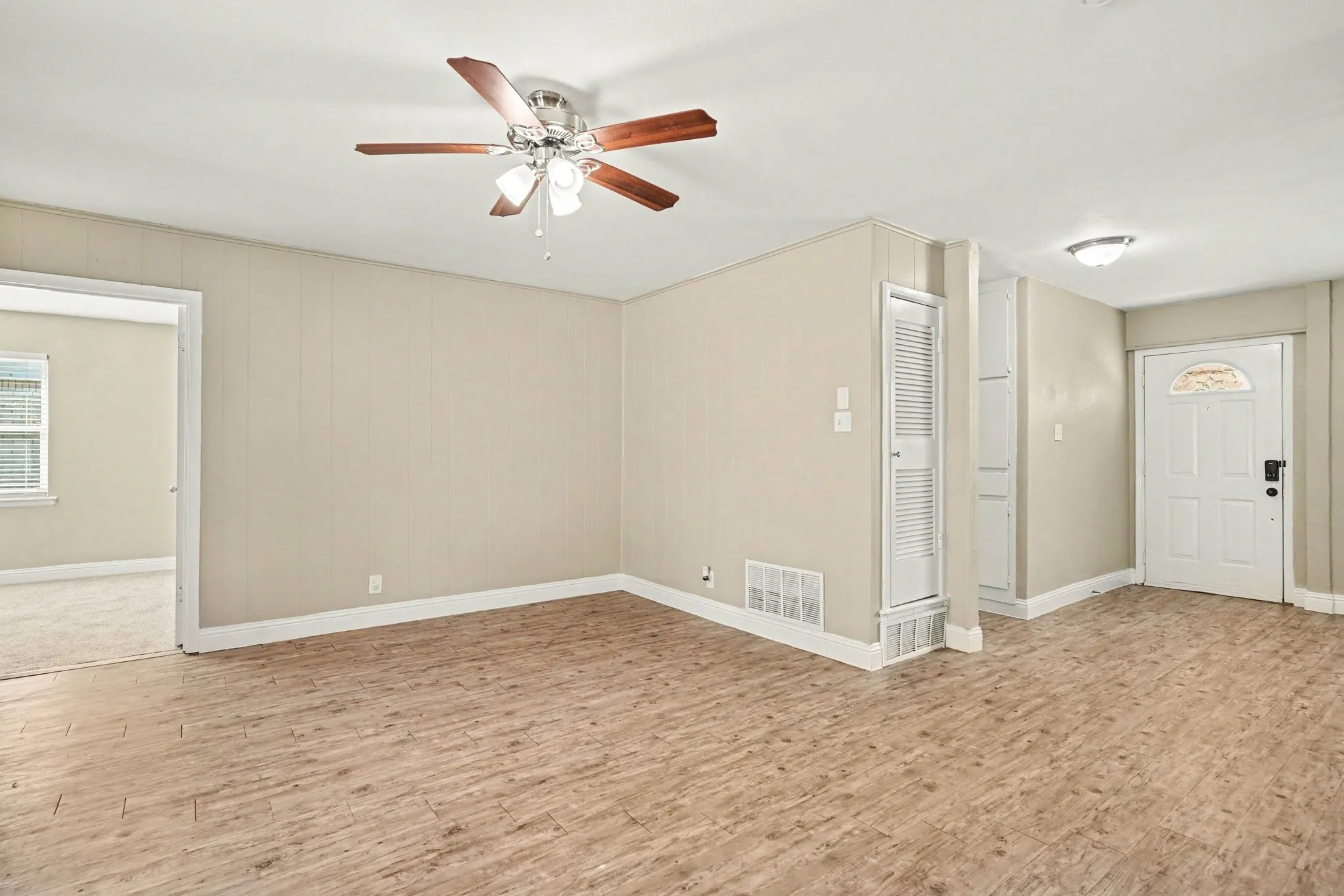Single Family Residence For Sale in Tarrant County , 6705 Yosemite Drive, Fort Worth, Texas 76112, 3 Bedroom, 2 Bathroom, 2 Garage spaces, 1,350 Sqft, built in 1959, mls#21363670, Real Estate Agent in Fort Worth, Homes For Sale in Tarrant county, Homes For Sale in Fort Worth, Realtor in Fort Worth Texas, Real Estate Brokerage Independent Realty Texas, Luminita Cordes Realtor