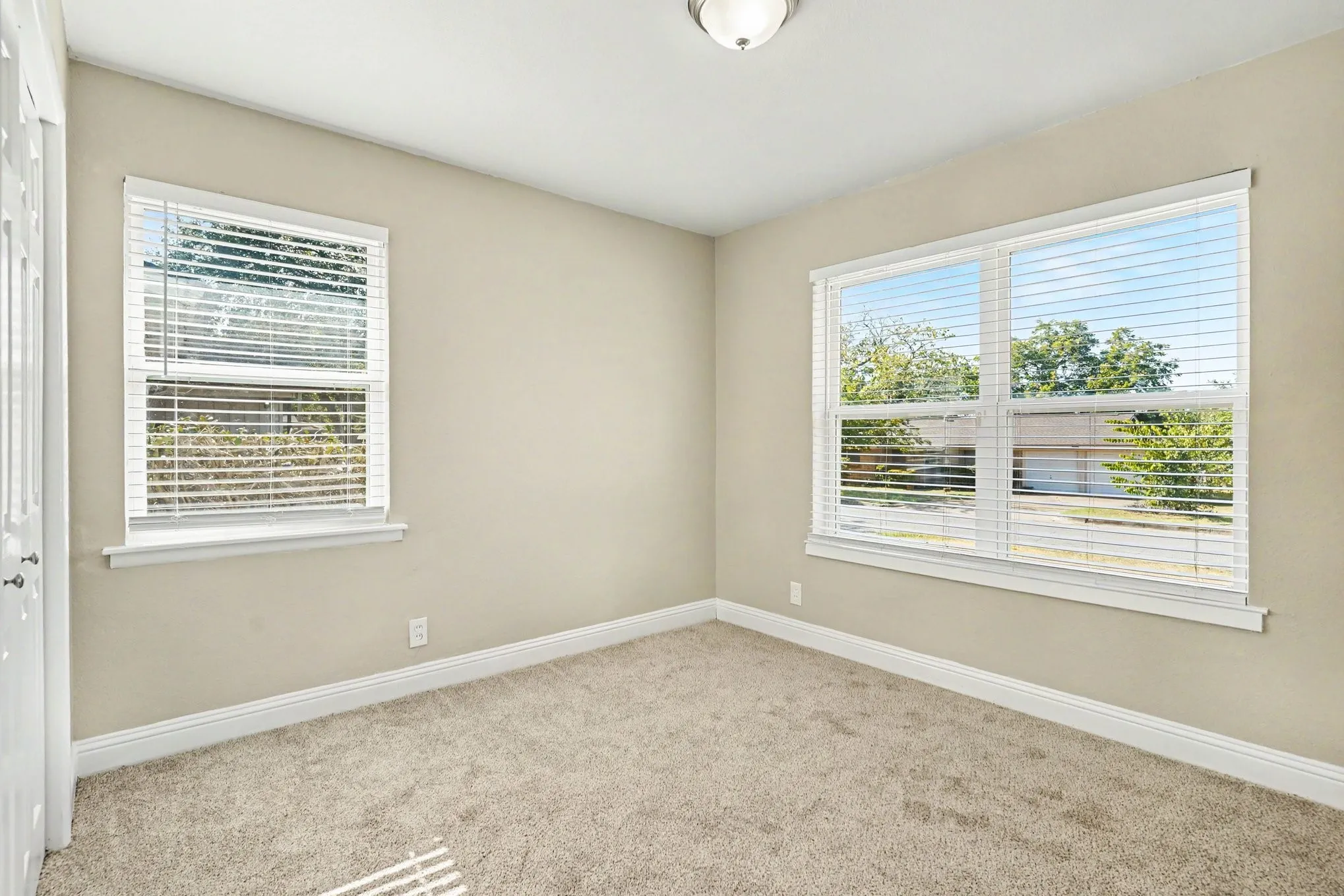 Single Family Residence For Sale in Tarrant County , 6705 Yosemite Drive, Fort Worth, Texas 76112, 3 Bedroom, 2 Bathroom, 2 Garage spaces, 1,350 Sqft, built in 1959, mls#21363670, Real Estate Agent in Fort Worth, Homes For Sale in Tarrant county, Homes For Sale in Fort Worth, Realtor in Fort Worth Texas, Real Estate Brokerage Independent Realty Texas, Luminita Cordes Realtor