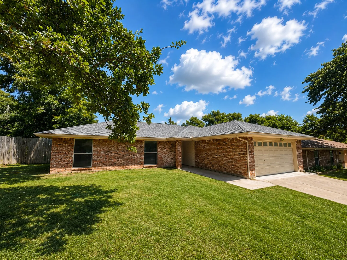 Single Family Residence For Sale in Tarrant County , 5921 Woodmeadow Drive, Arlington, Texas 76016, 3 Bedroom, 2 Bathroom, 2 Garage spaces, 1,493 Sqft, built in 1978, mls#21365274, Real Estate Agent in Arlington, Homes For Sale in Tarrant county, Homes For Sale in Arlington, Realtor in Arlington Texas, Real Estate Brokerage Independent Realty Texas, Luminita Cordes Realtor