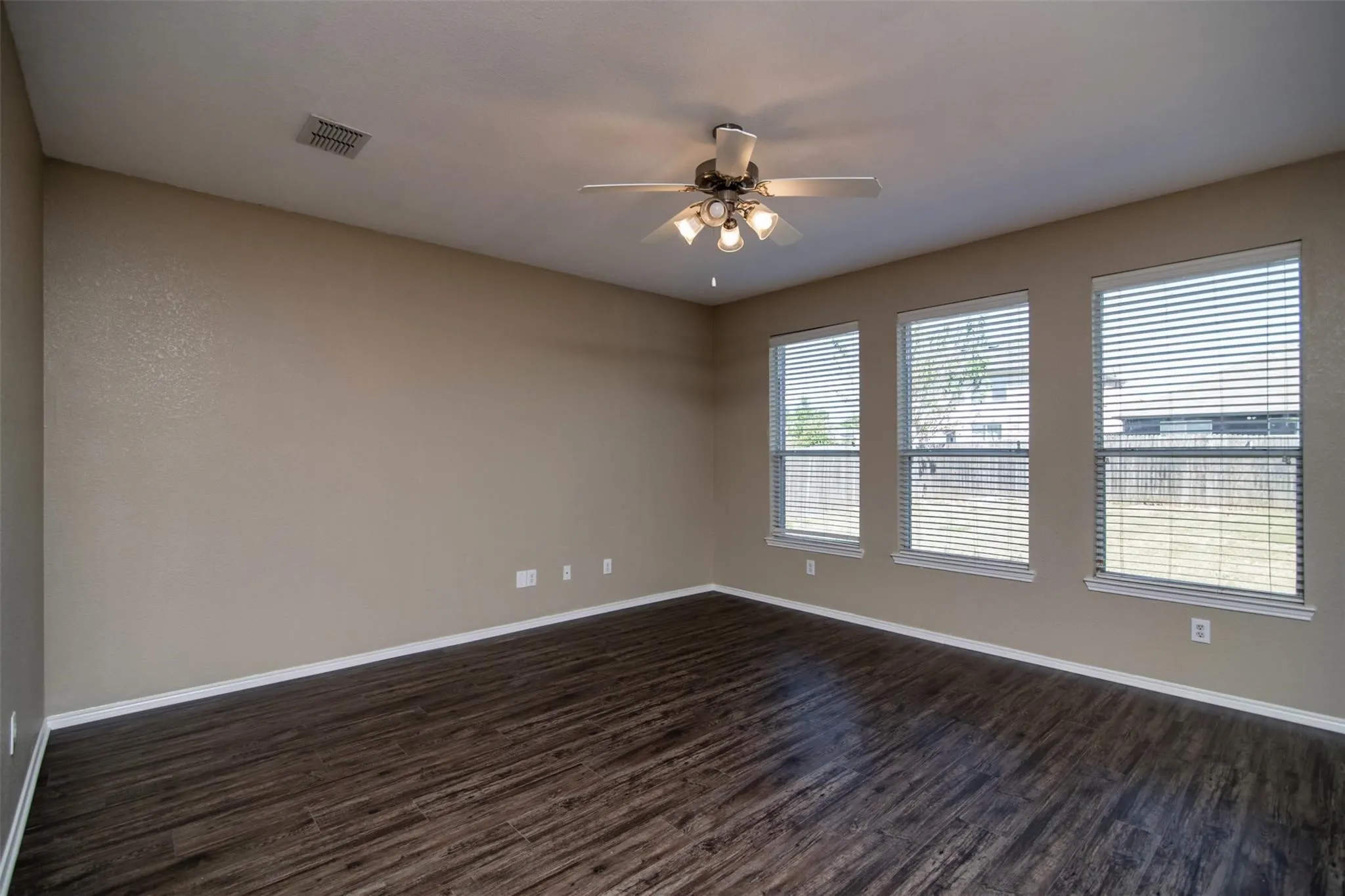 Single Family Residence For Rent in Tarrant County , 5140 Meandering Creek Court, Fort Worth, Texas 76179, 4 Bedroom, 3 Bathroom, 2 Garage spaces, 2,712 Sqft, built in 2006, mls#21366188, Real Estate Agent in Fort Worth, Homes For Rent in Tarrant county, Homes For Rent in Fort Worth, Realtor in Fort Worth Texas, Real Estate Brokerage Independent Realty Texas, Luminita Cordes Realtor