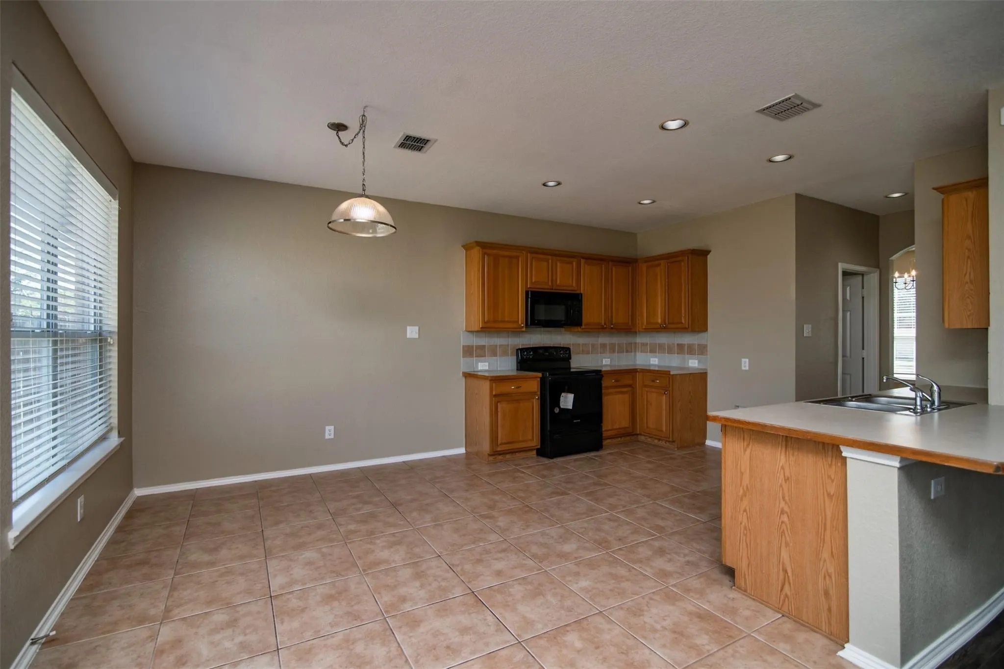 Single Family Residence For Rent in Tarrant County , 5140 Meandering Creek Court, Fort Worth, Texas 76179, 4 Bedroom, 3 Bathroom, 2 Garage spaces, 2,712 Sqft, built in 2006, mls#21366188, Real Estate Agent in Fort Worth, Homes For Rent in Tarrant county, Homes For Rent in Fort Worth, Realtor in Fort Worth Texas, Real Estate Brokerage Independent Realty Texas, Luminita Cordes Realtor