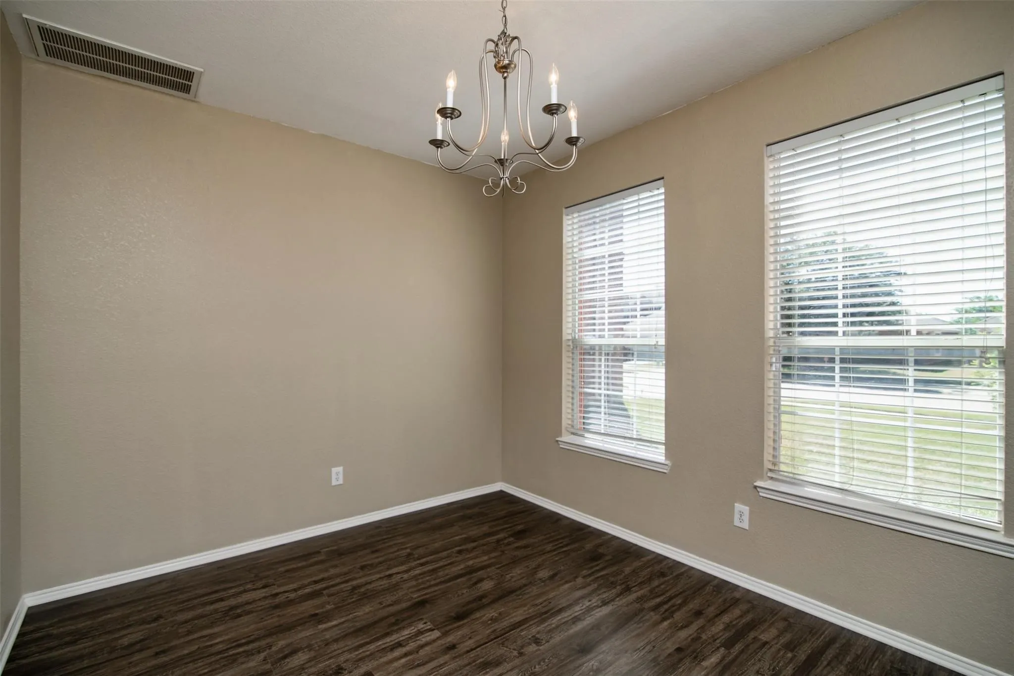 Single Family Residence For Rent in Tarrant County , 5140 Meandering Creek Court, Fort Worth, Texas 76179, 4 Bedroom, 3 Bathroom, 2 Garage spaces, 2,712 Sqft, built in 2006, mls#21366188, Real Estate Agent in Fort Worth, Homes For Rent in Tarrant county, Homes For Rent in Fort Worth, Realtor in Fort Worth Texas, Real Estate Brokerage Independent Realty Texas, Luminita Cordes Realtor