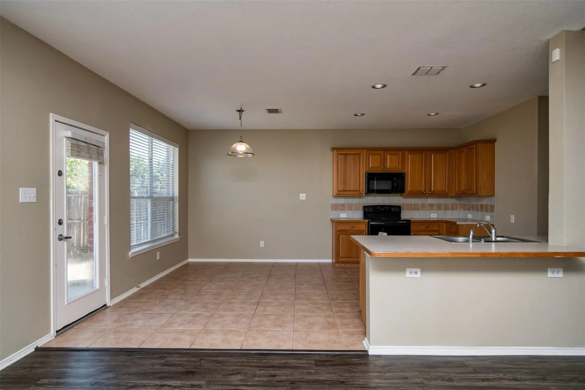 Single Family Residence For Rent in Tarrant County , 5140 Meandering Creek Court, Fort Worth, Texas 76179, 4 Bedroom, 3 Bathroom, 2 Garage spaces, 2,712 Sqft, built in 2006, mls#21366188, Real Estate Agent in Fort Worth, Homes For Rent in Tarrant county, Homes For Rent in Fort Worth, Realtor in Fort Worth Texas, Real Estate Brokerage Independent Realty Texas, Luminita Cordes Realtor