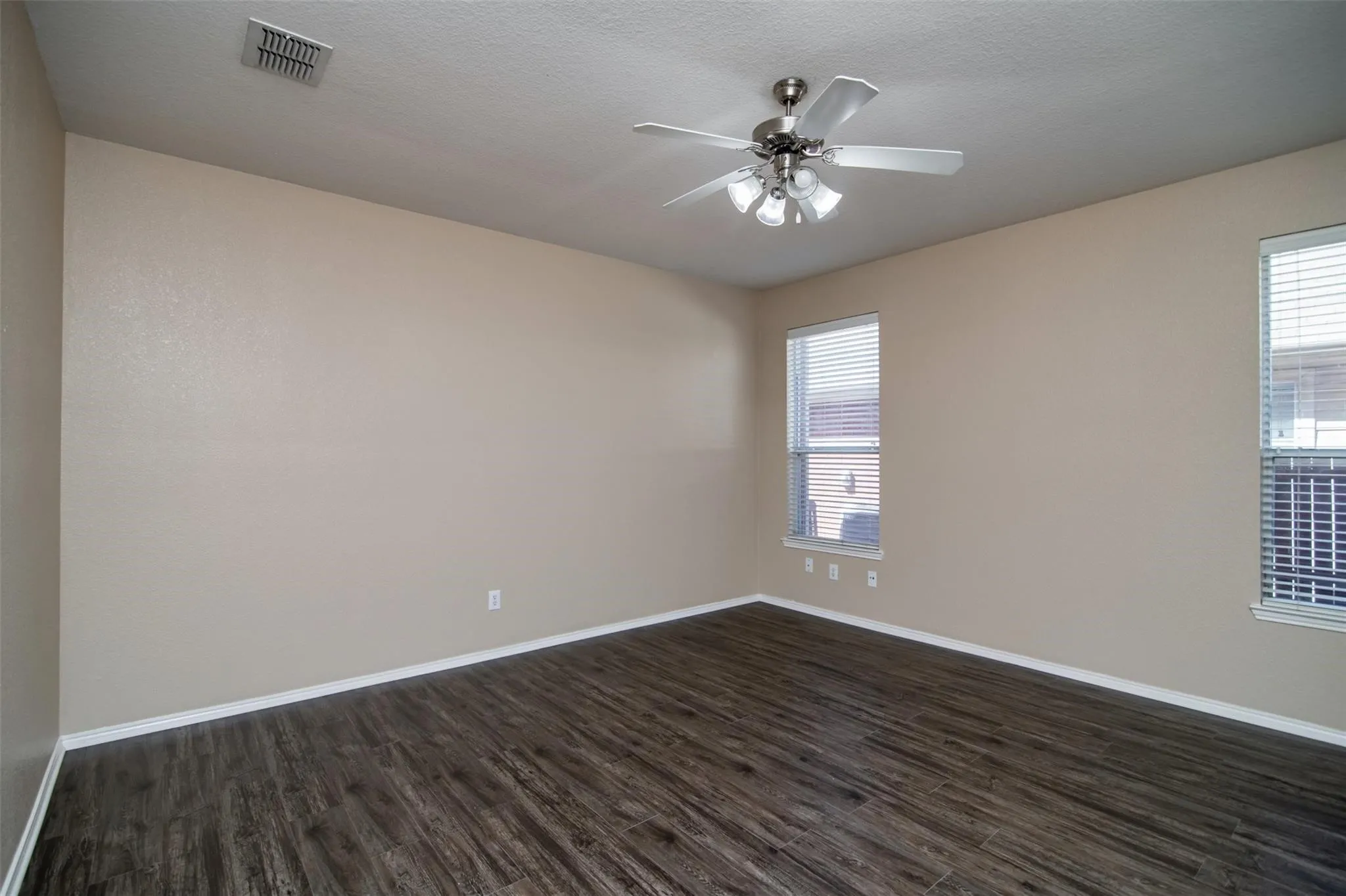 Single Family Residence For Rent in Tarrant County , 5140 Meandering Creek Court, Fort Worth, Texas 76179, 4 Bedroom, 3 Bathroom, 2 Garage spaces, 2,712 Sqft, built in 2006, mls#21366188, Real Estate Agent in Fort Worth, Homes For Rent in Tarrant county, Homes For Rent in Fort Worth, Realtor in Fort Worth Texas, Real Estate Brokerage Independent Realty Texas, Luminita Cordes Realtor